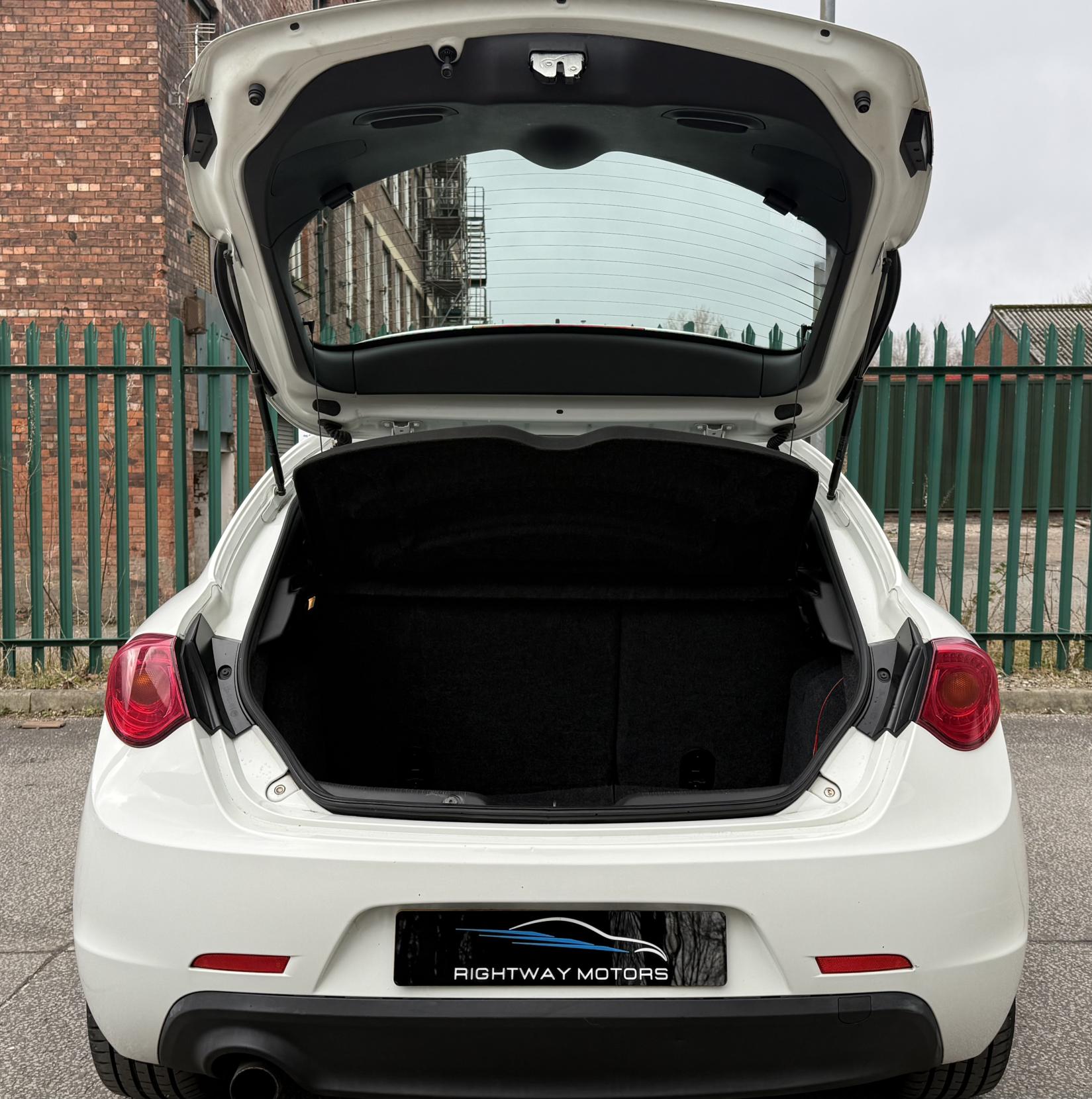 Alfa Romeo Giulietta 1.4 TB MultiAir Veloce Hatchback 5dr Petrol TCT Euro 5 (s/s) (170 bhp)