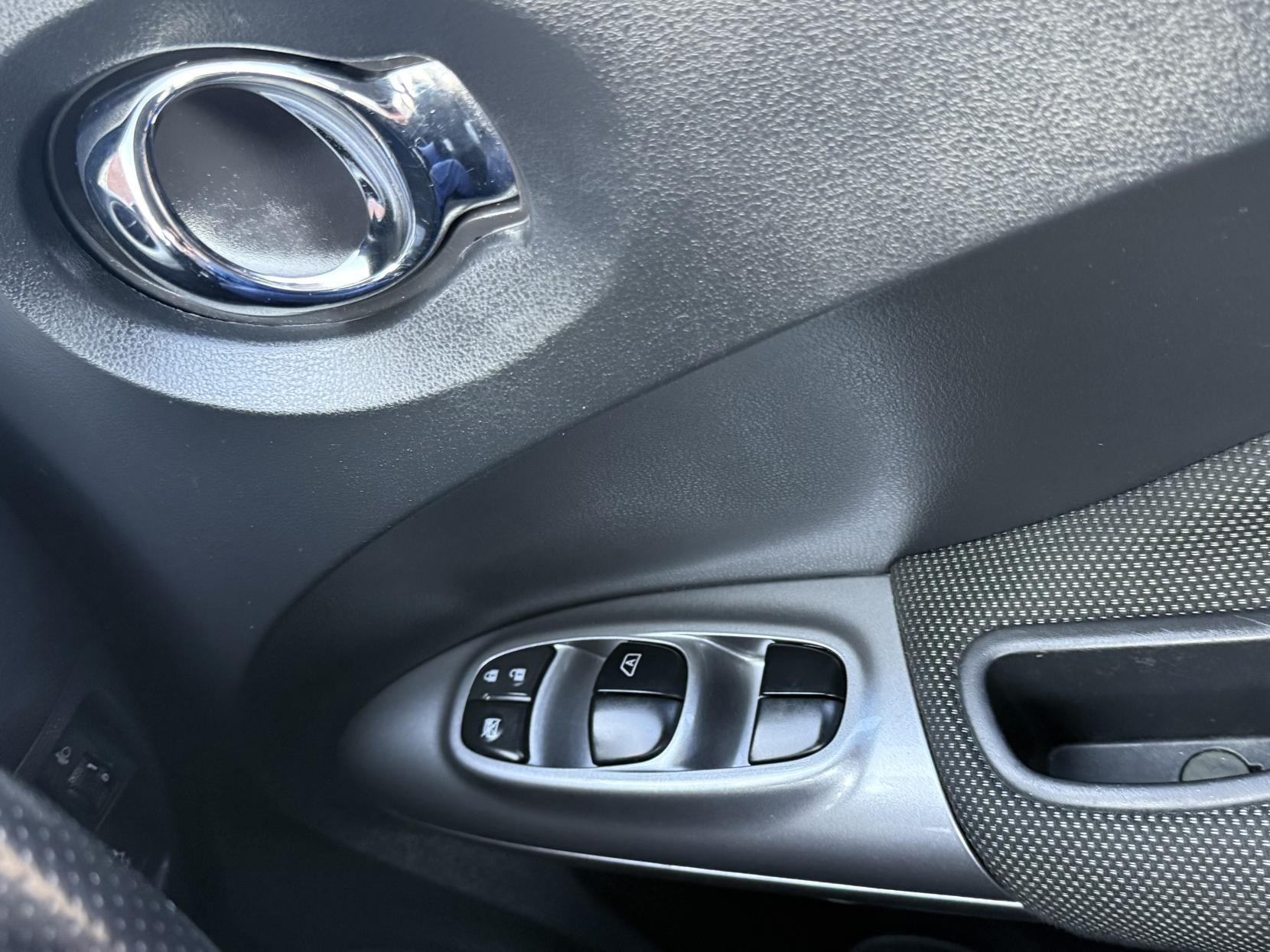 Nissan Juke 1.6 Acenta SUV 5dr Petrol Manual Euro 5 (s/s) (117 ps)