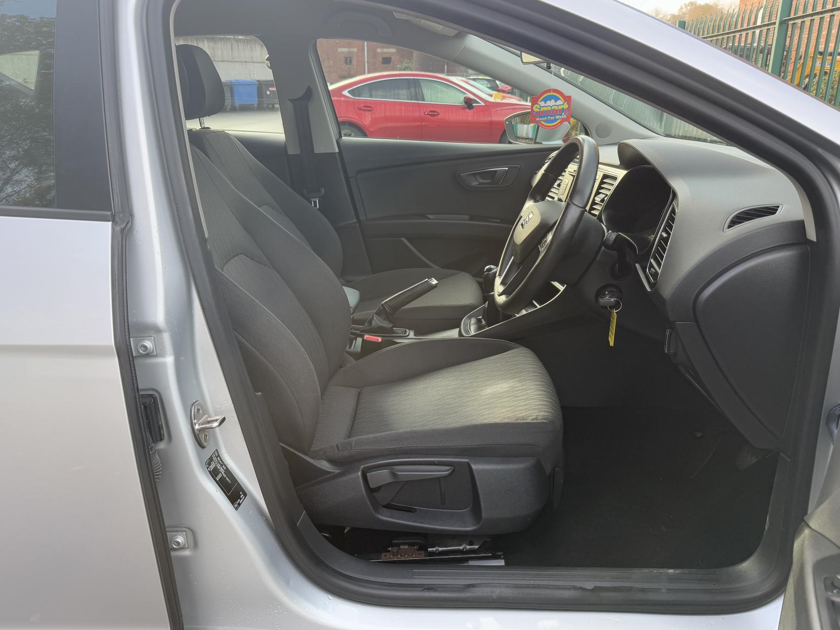 SEAT Leon 1.6 TDI Ecomotive CR SE Hatchback 5dr Diesel Manual Euro 5 (s/s) (110 ps)