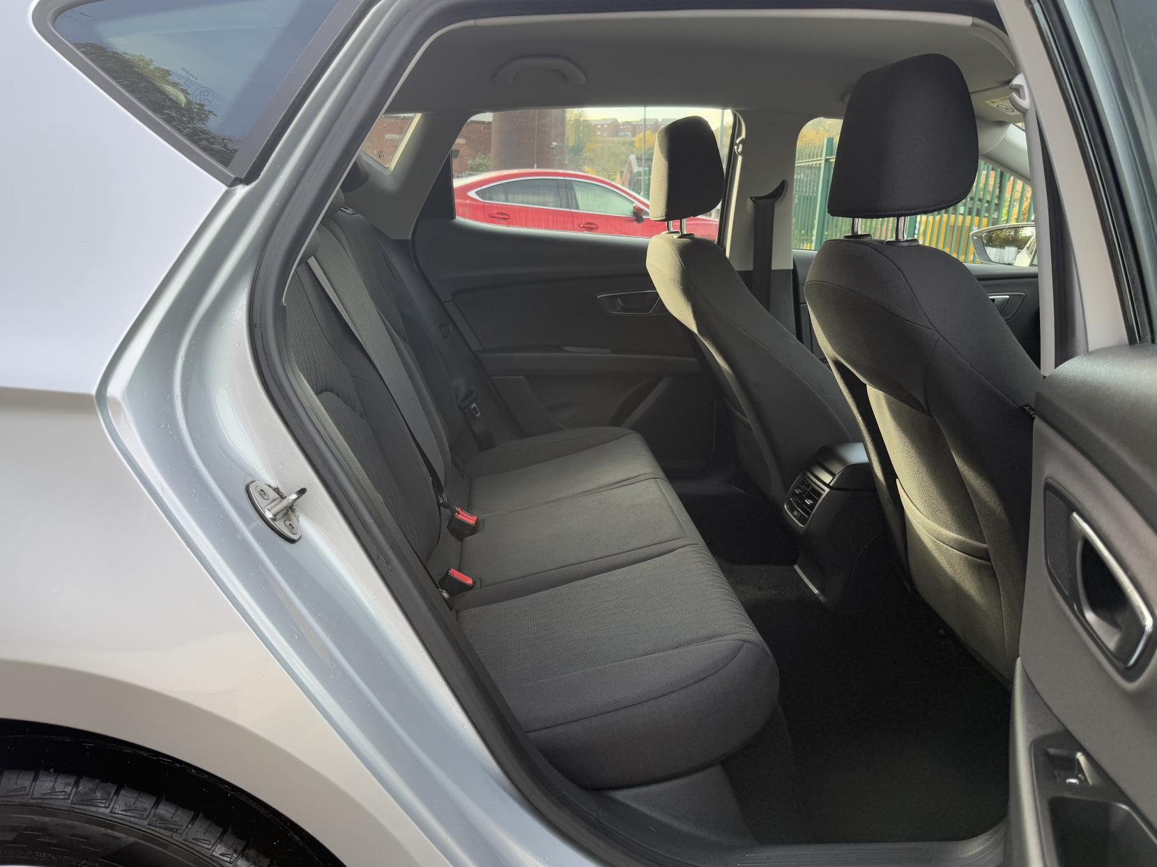 SEAT Leon 1.6 TDI Ecomotive CR SE Hatchback 5dr Diesel Manual Euro 5 (s/s) (110 ps)