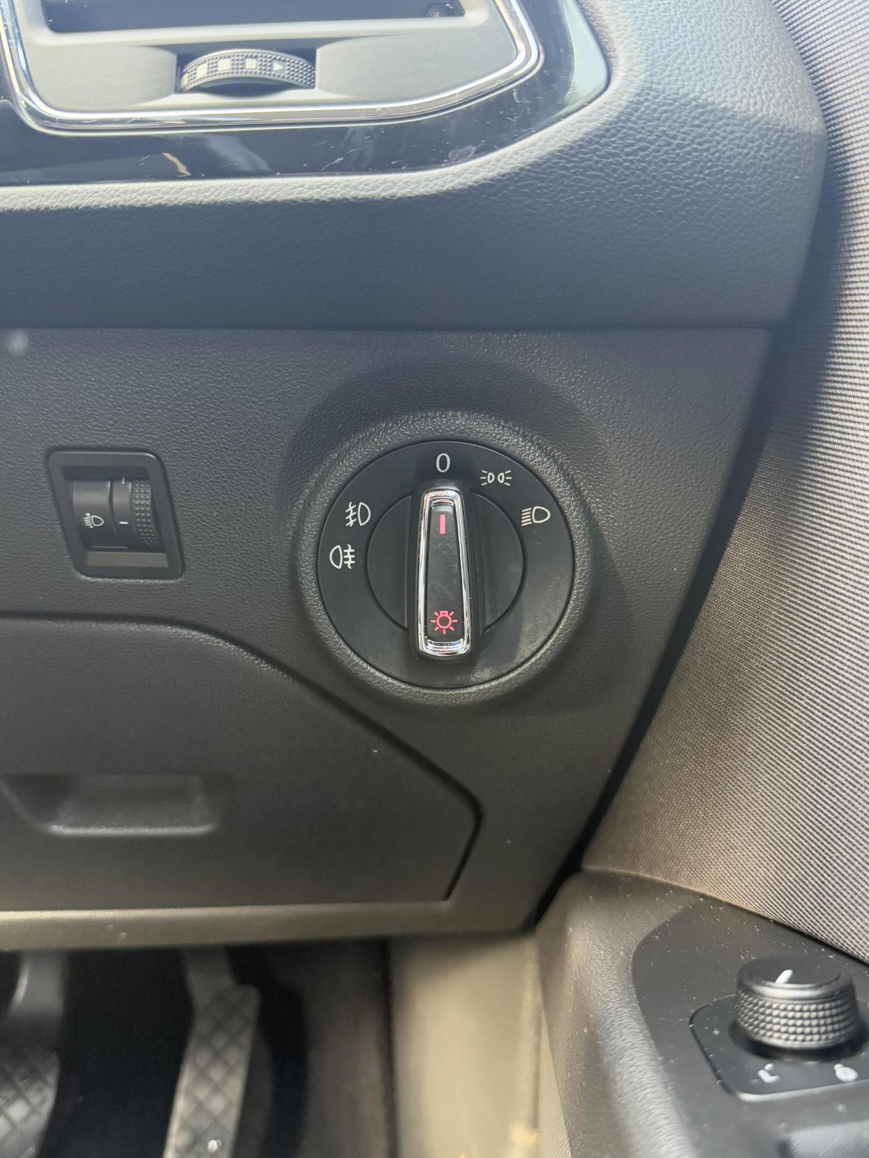 SEAT Leon 1.6 TDI Ecomotive CR SE Hatchback 5dr Diesel Manual Euro 5 (s/s) (110 ps)