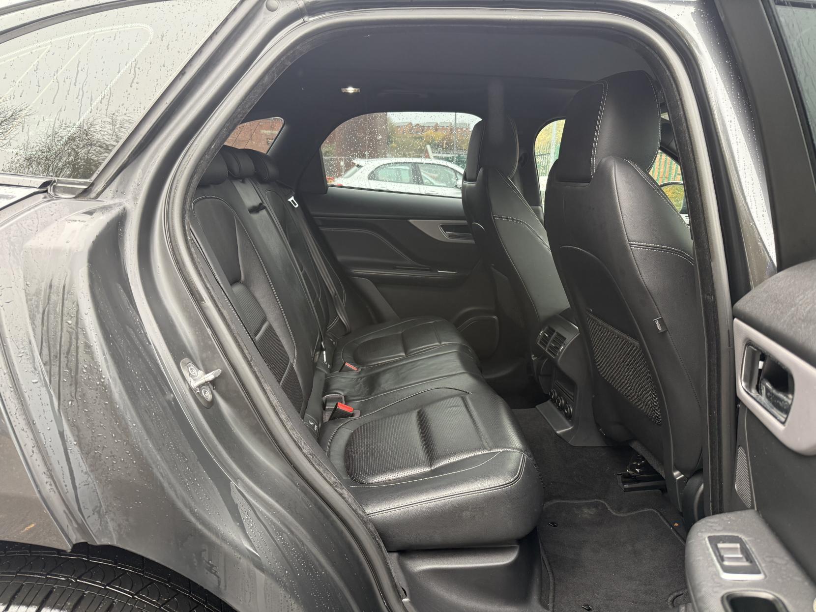 Jaguar F-PACE 2.0 D180 R-Sport SUV 5dr Diesel Auto AWD Euro 6 (s/s) (180 ps)