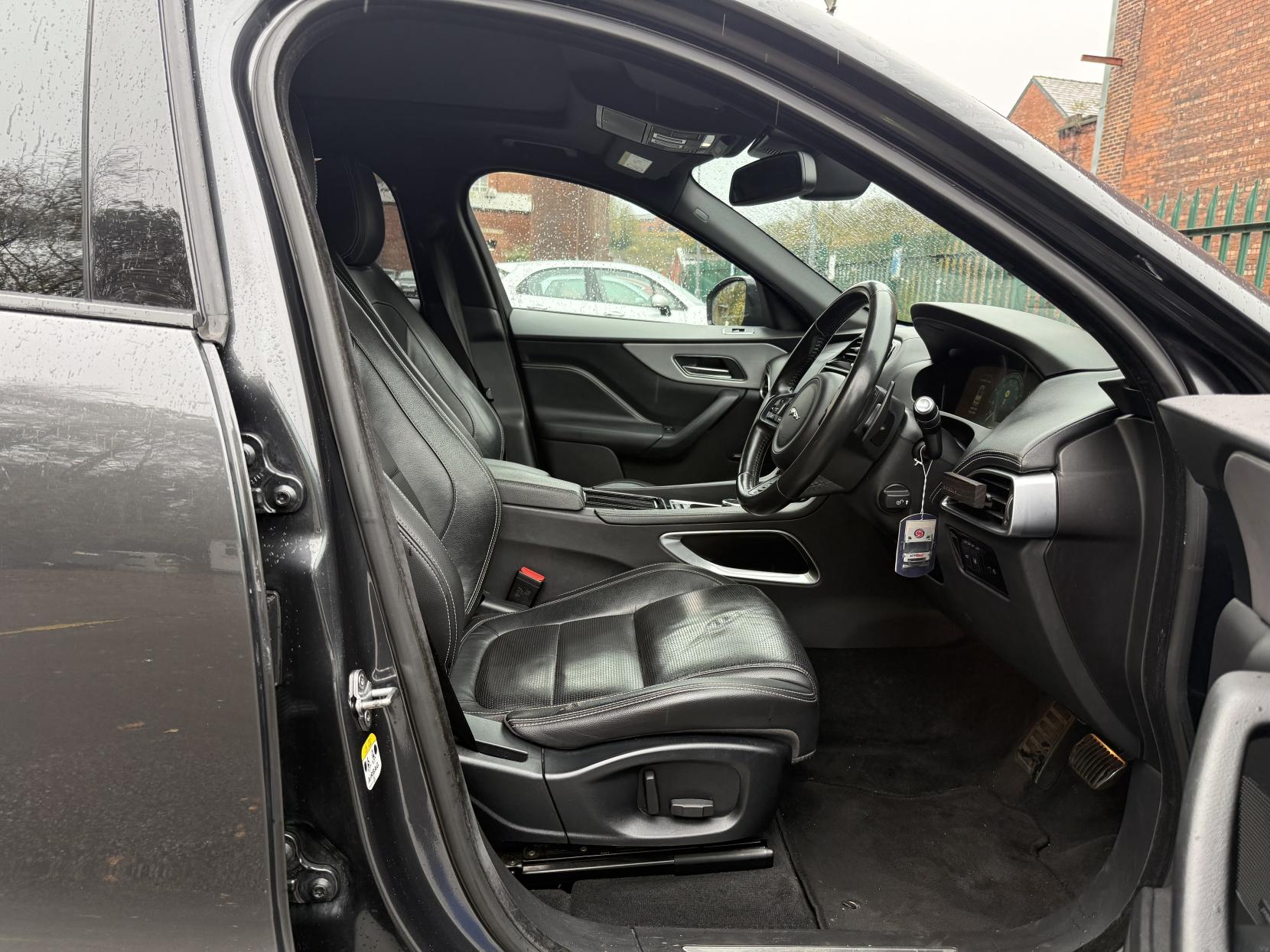 Jaguar F-PACE 2.0 D180 R-Sport SUV 5dr Diesel Auto AWD Euro 6 (s/s) (180 ps)