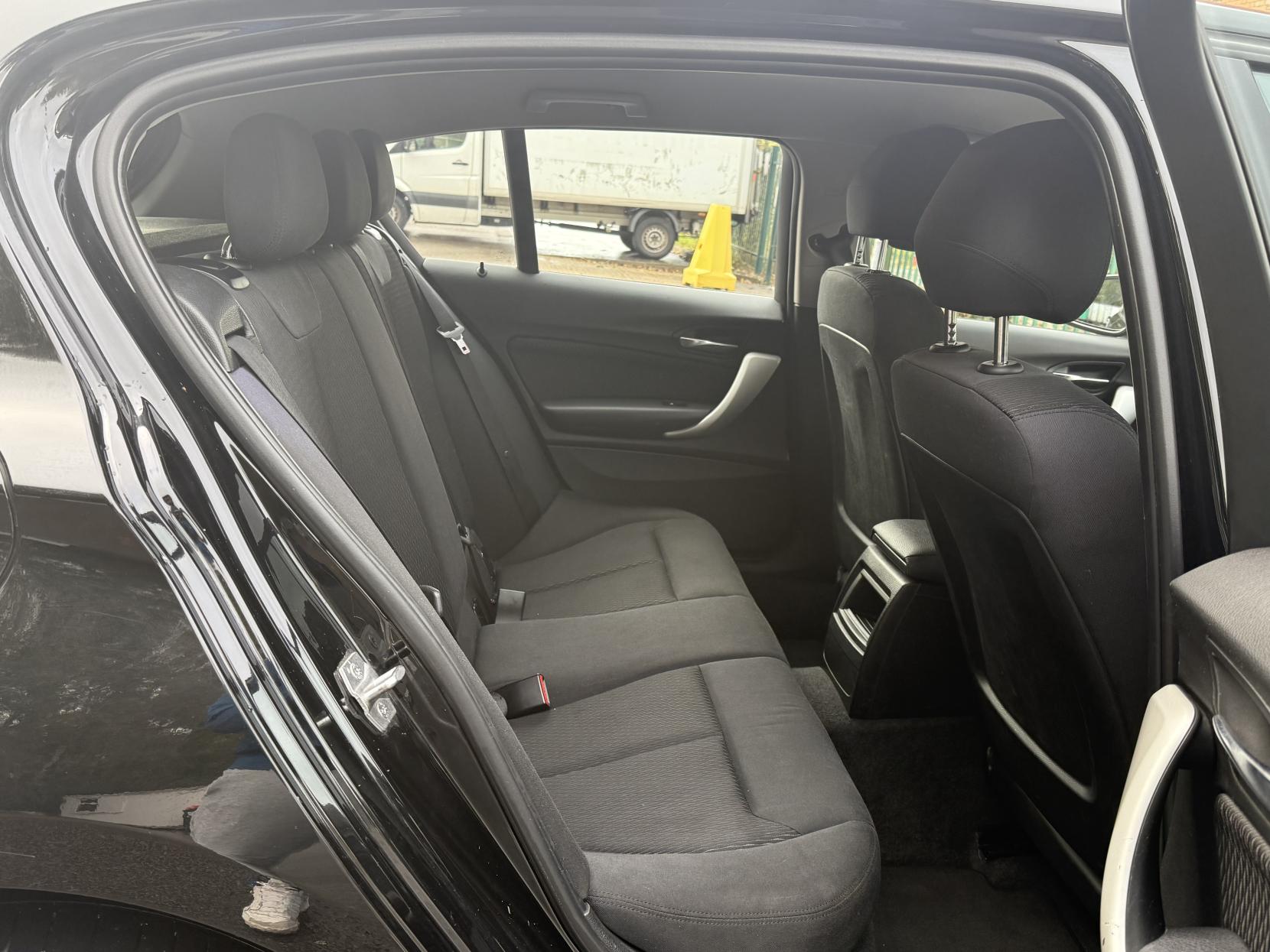 BMW 1 Series 1.6 116i SE Hatchback 5dr Petrol Manual Euro 5 (s/s) (136 ps)