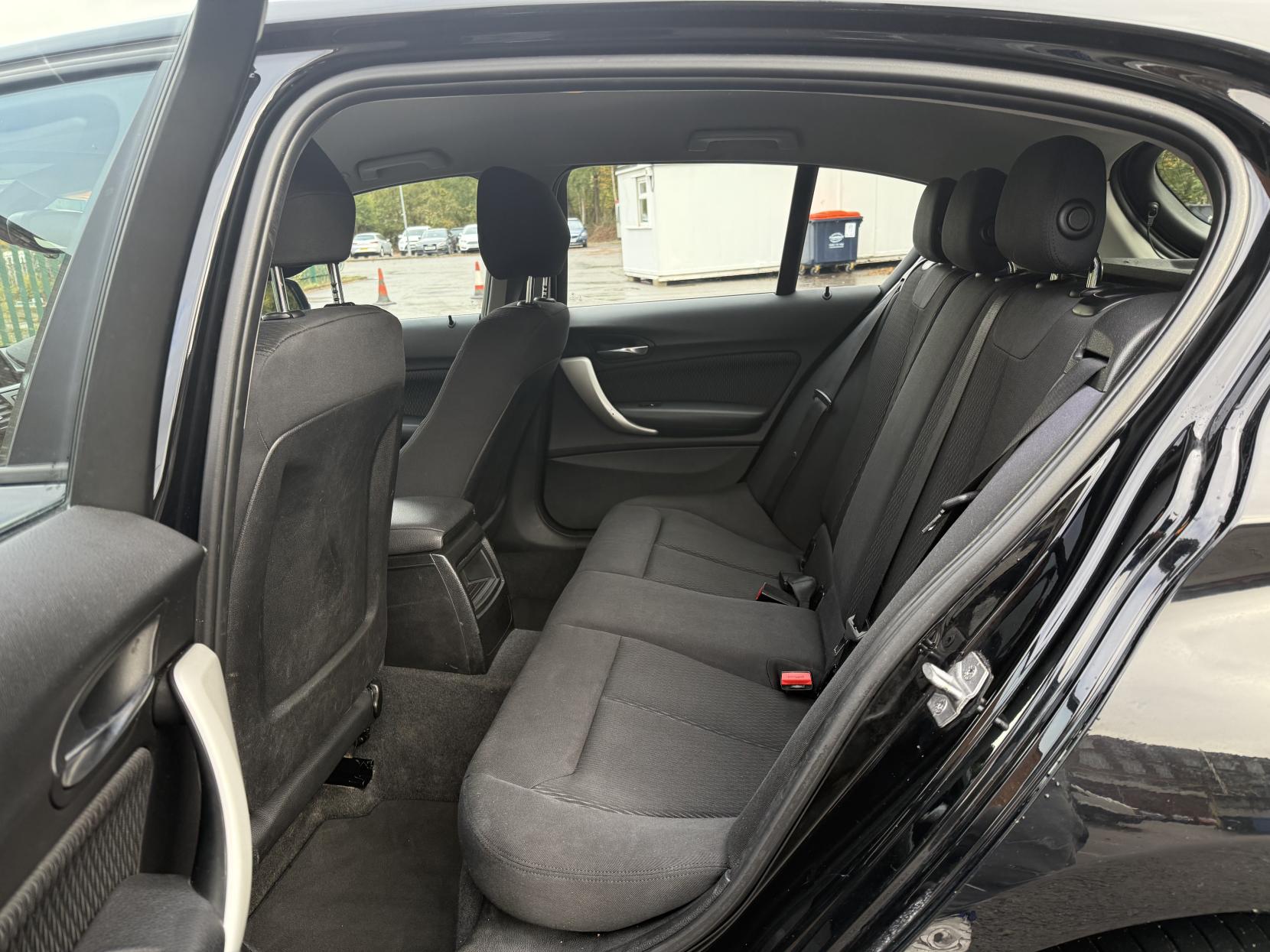 BMW 1 Series 1.6 116i SE Hatchback 5dr Petrol Manual Euro 5 (s/s) (136 ps)