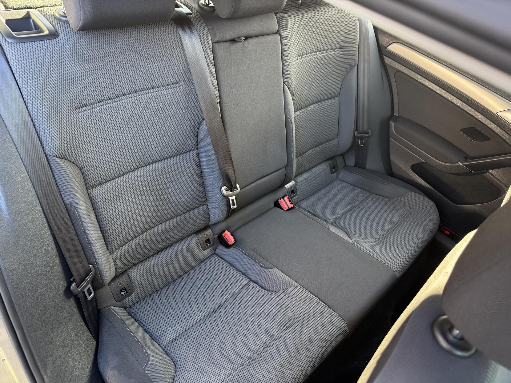 Volkswagen Golf 1.6 TDI BlueMotion Tech SE Hatchback 5dr Diesel DSG Euro 5 (s/s) (105 ps)