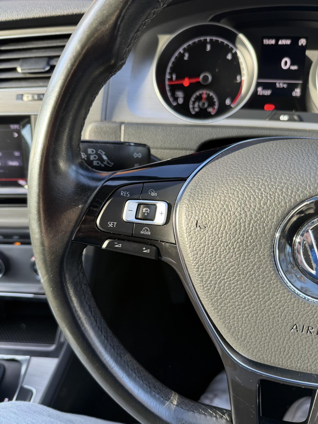 Volkswagen Golf 1.6 TDI BlueMotion Tech SE Hatchback 5dr Diesel DSG Euro 5 (s/s) (105 ps)