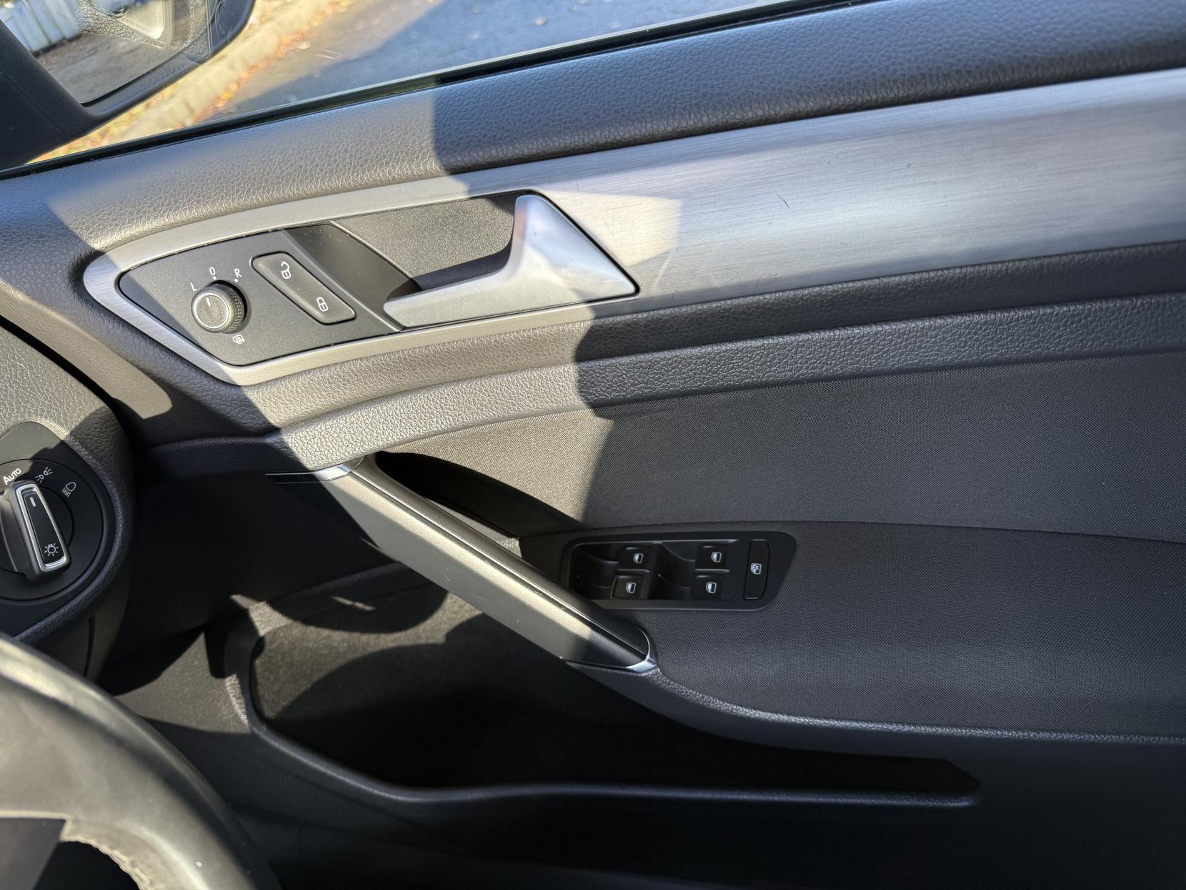 Volkswagen Golf 1.6 TDI BlueMotion Tech SE Hatchback 5dr Diesel DSG Euro 5 (s/s) (105 ps)