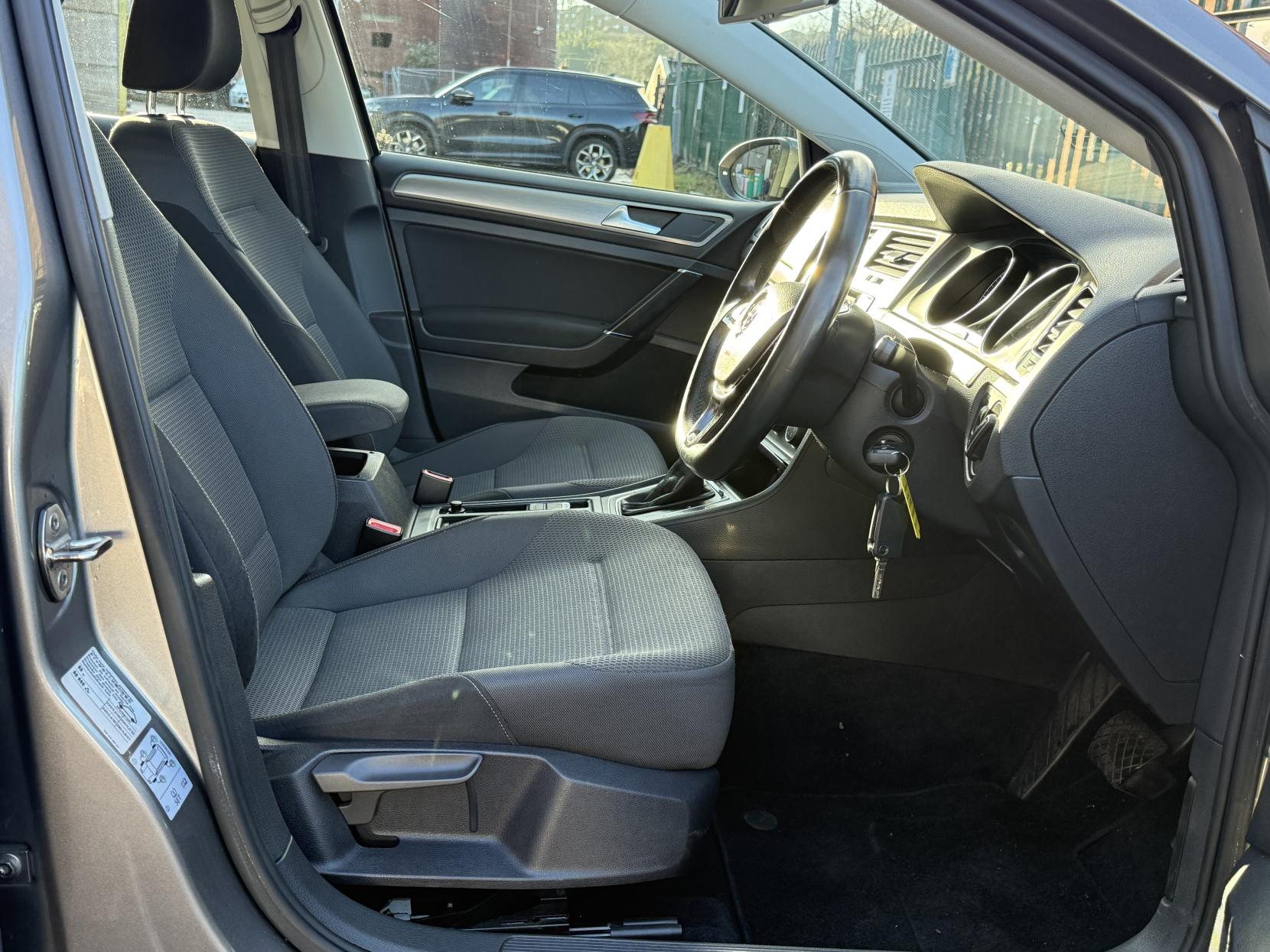 Volkswagen Golf 1.6 TDI BlueMotion Tech SE Hatchback 5dr Diesel DSG Euro 5 (s/s) (105 ps)