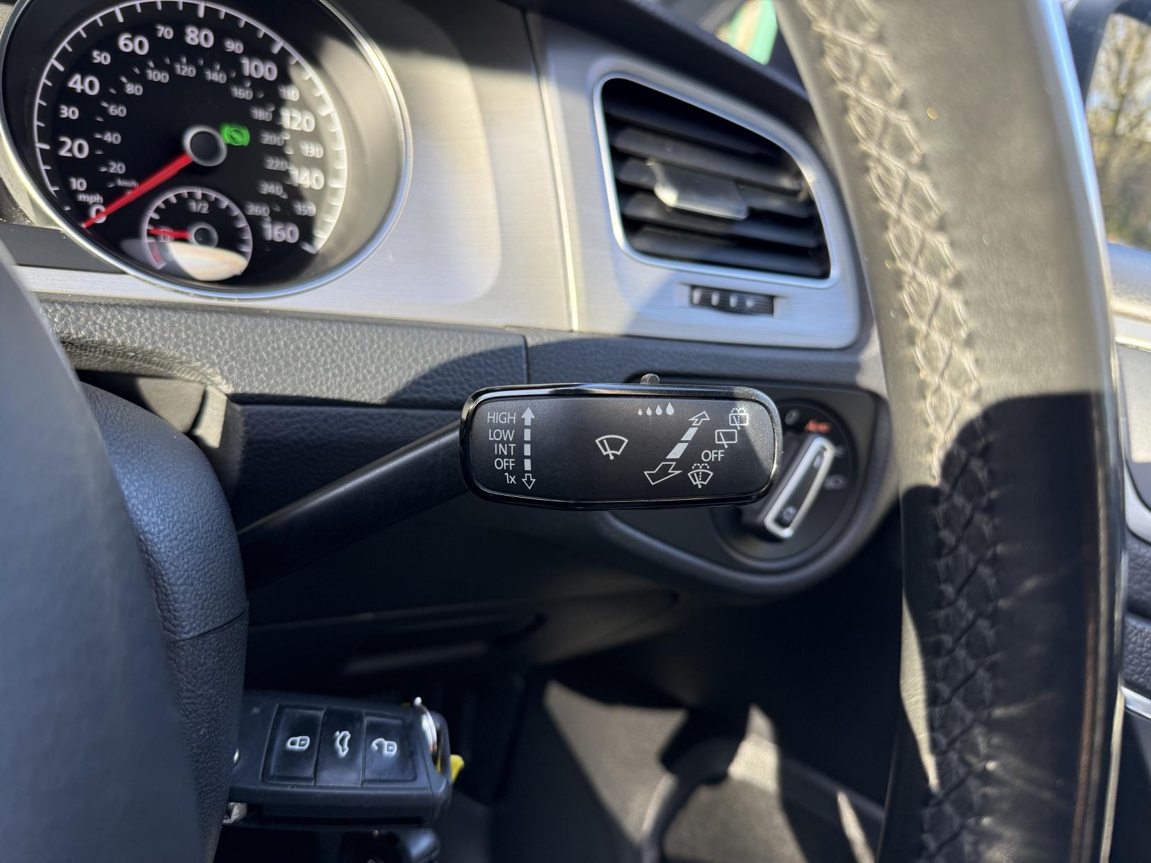 Volkswagen Golf 1.6 TDI BlueMotion Tech SE Hatchback 5dr Diesel DSG Euro 5 (s/s) (105 ps)