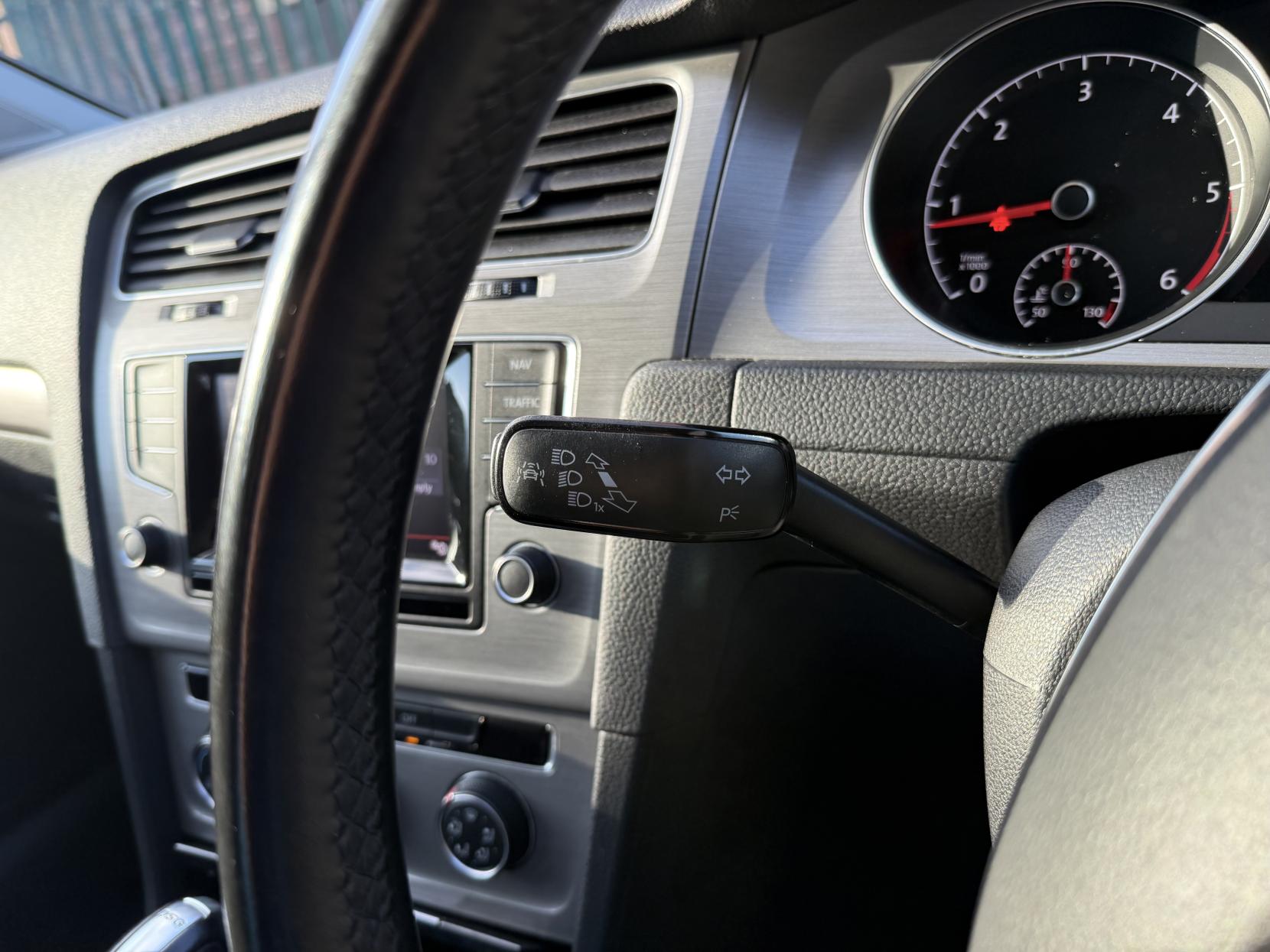 Volkswagen Golf 1.6 TDI BlueMotion Tech SE Hatchback 5dr Diesel DSG Euro 5 (s/s) (105 ps)