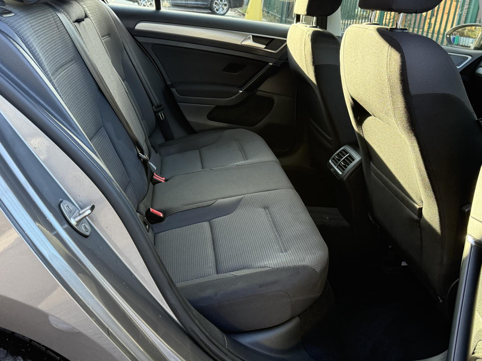 Volkswagen Golf 1.6 TDI BlueMotion Tech SE Hatchback 5dr Diesel DSG Euro 5 (s/s) (105 ps)