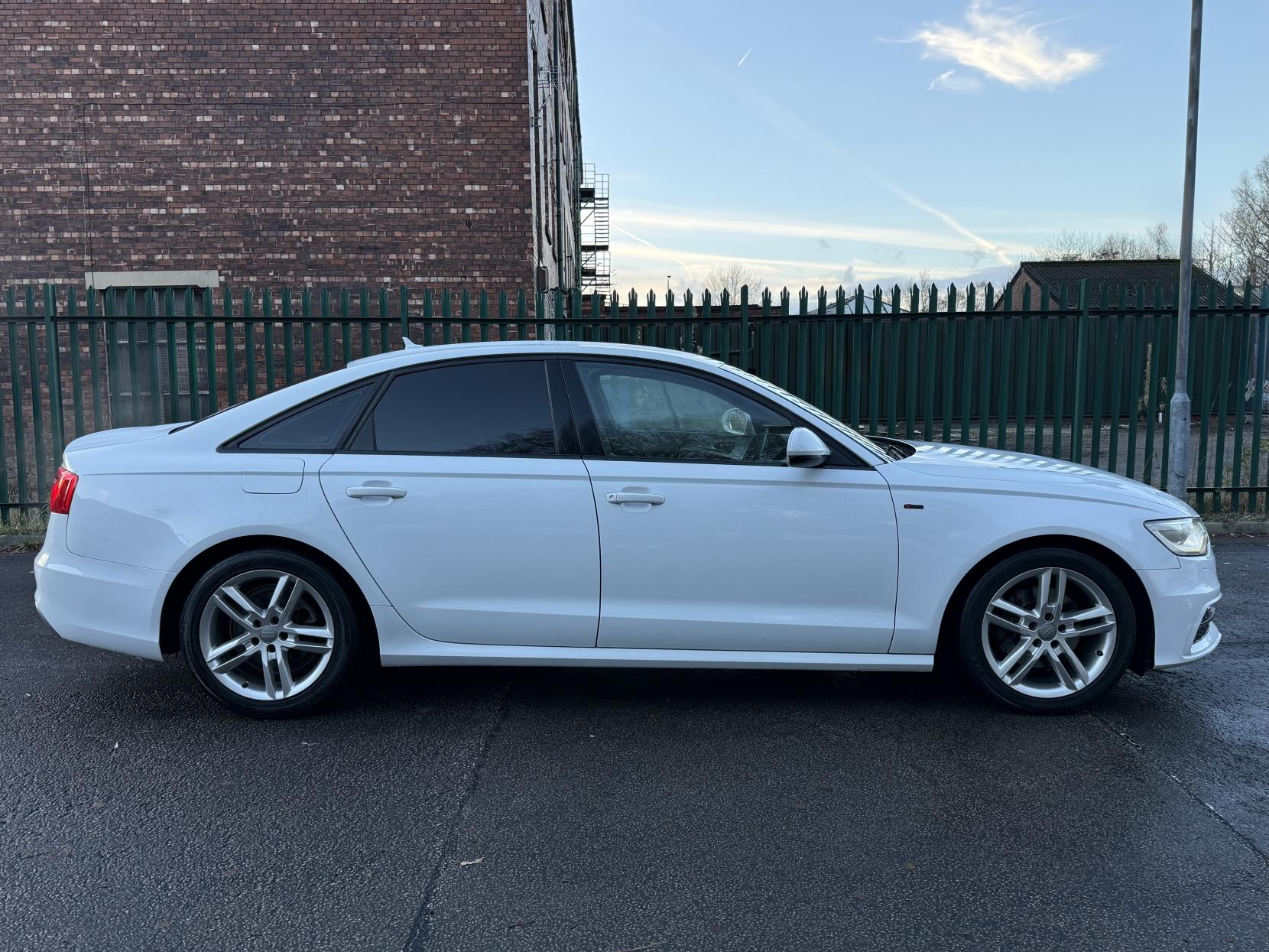 Audi A6 Saloon 2.0 TDI S line Saloon 4dr Diesel Multitronic Euro 5 (s/s) (177 ps)