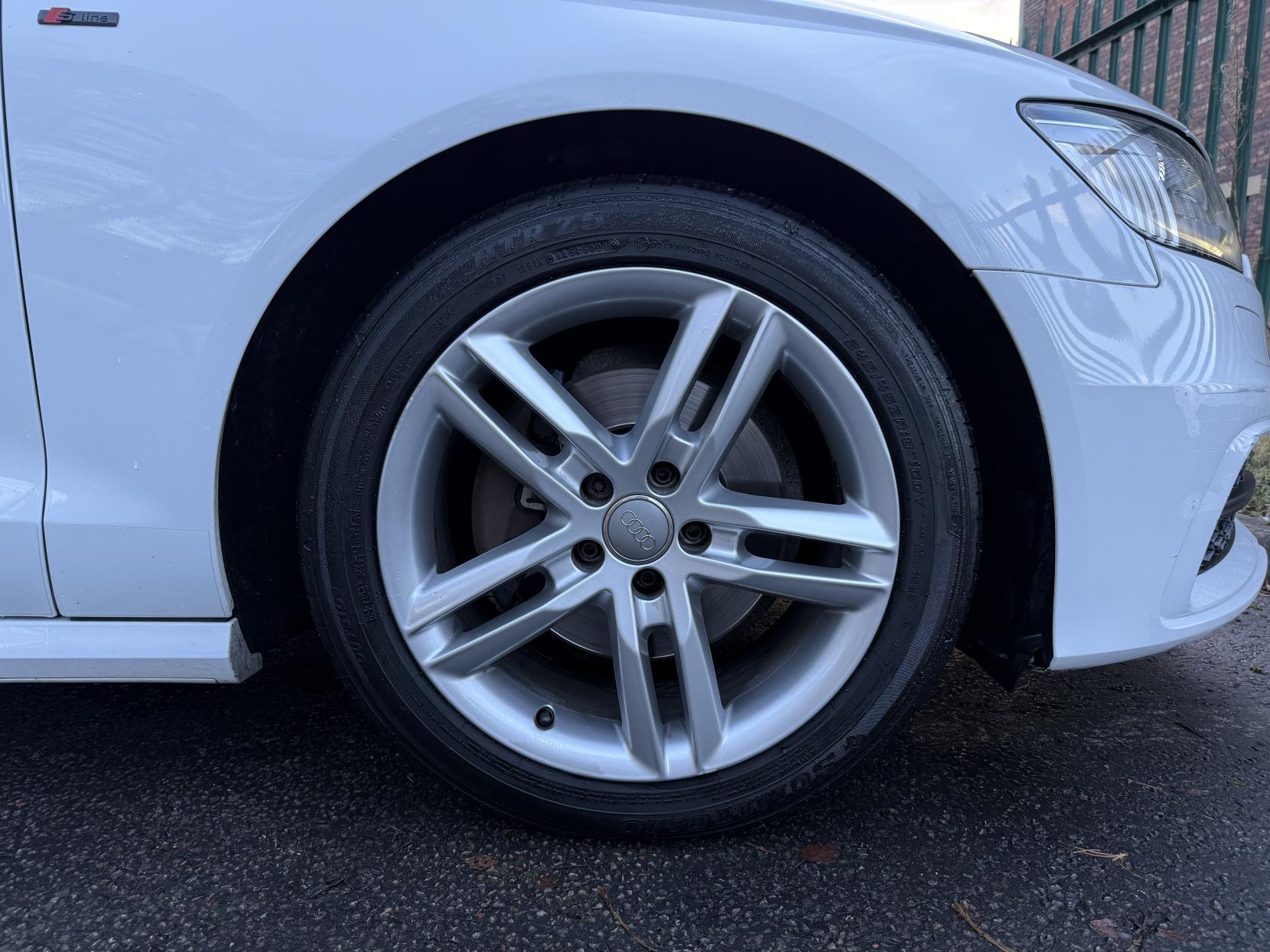 Audi A6 Saloon 2.0 TDI S line Saloon 4dr Diesel Multitronic Euro 5 (s/s) (177 ps)