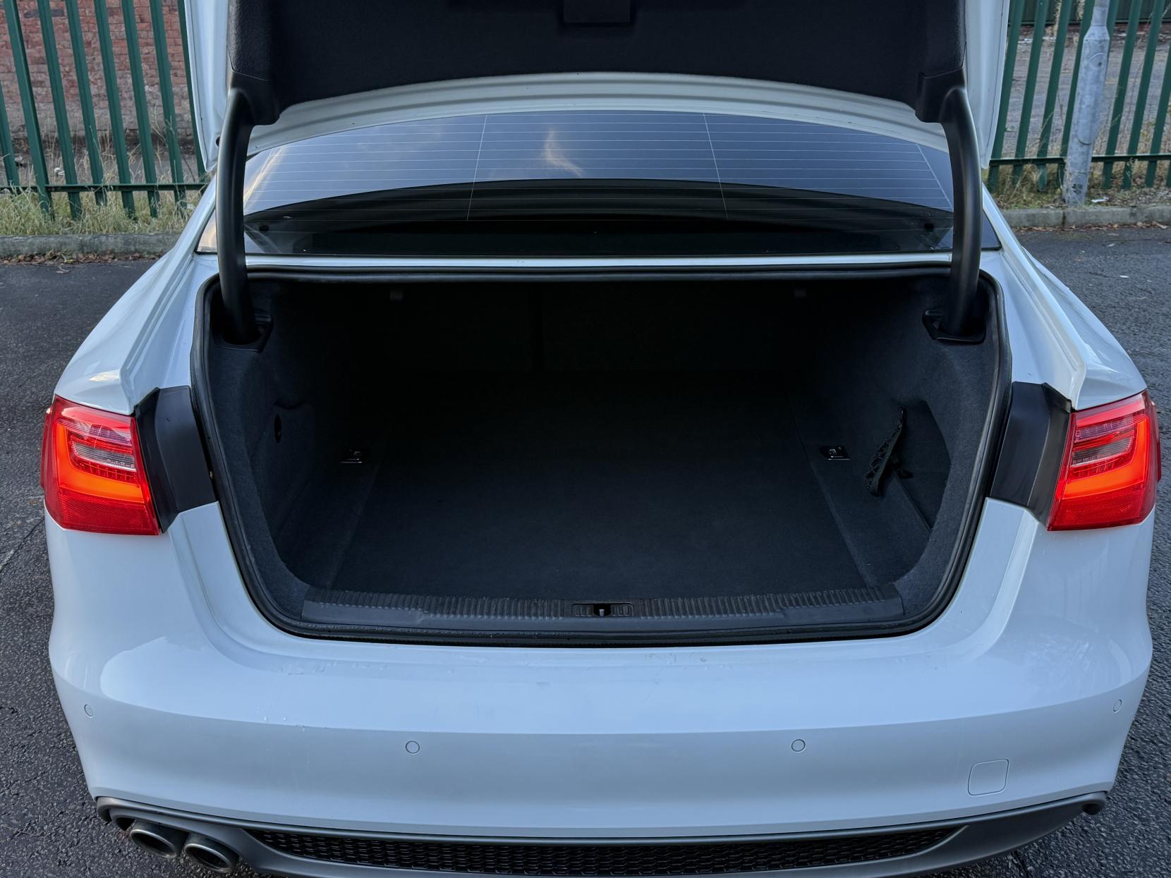 Audi A6 Saloon 2.0 TDI S line Saloon 4dr Diesel Multitronic Euro 5 (s/s) (177 ps)