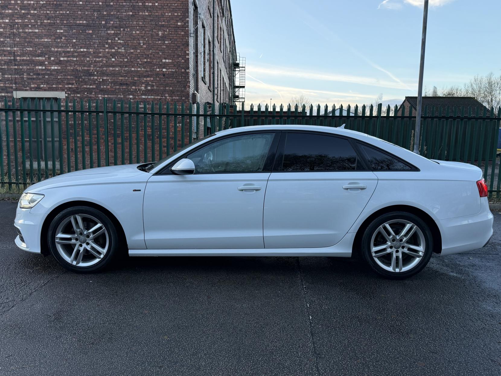 Audi A6 Saloon 2.0 TDI S line Saloon 4dr Diesel Multitronic Euro 5 (s/s) (177 ps)