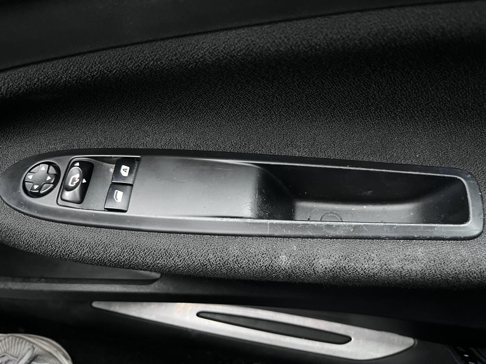 DS AUTOMOBILES DS 3 1.6 BlueHDi DStyle Nav Hatchback 3dr Diesel Manual Euro 6 (s/s) (100 ps)