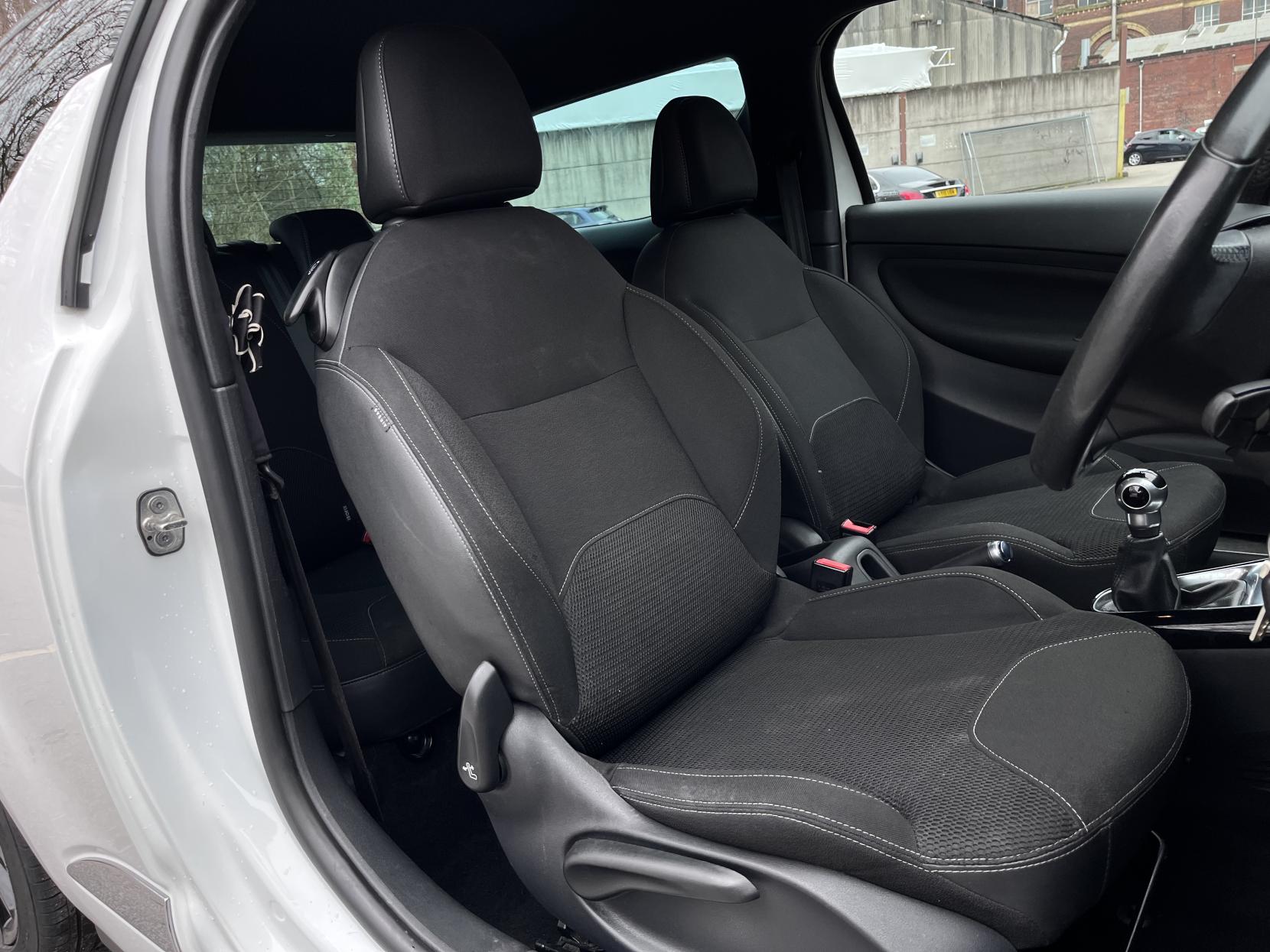 DS AUTOMOBILES DS 3 1.6 BlueHDi DStyle Nav Hatchback 3dr Diesel Manual Euro 6 (s/s) (100 ps)