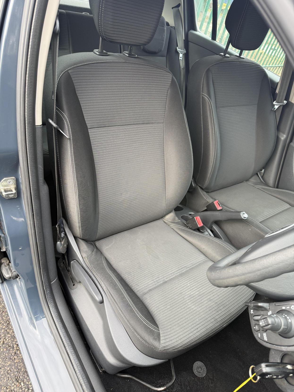 Renault Clio 1.2 Expression + Hatchback 5dr Petrol Manual Euro 5 (75 ps)