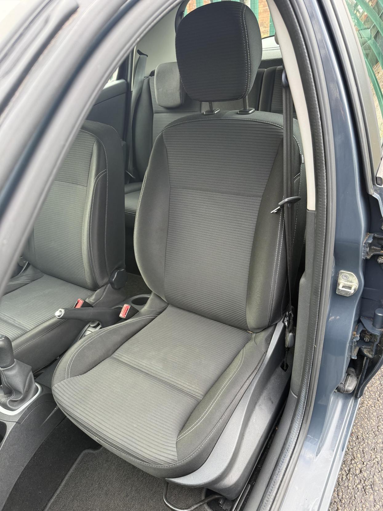 Renault Clio 1.2 Expression + Hatchback 5dr Petrol Manual Euro 5 (75 ps)