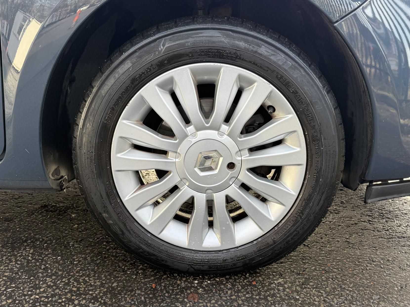 Renault Clio 1.2 Expression + Hatchback 5dr Petrol Manual Euro 5 (75 ps)