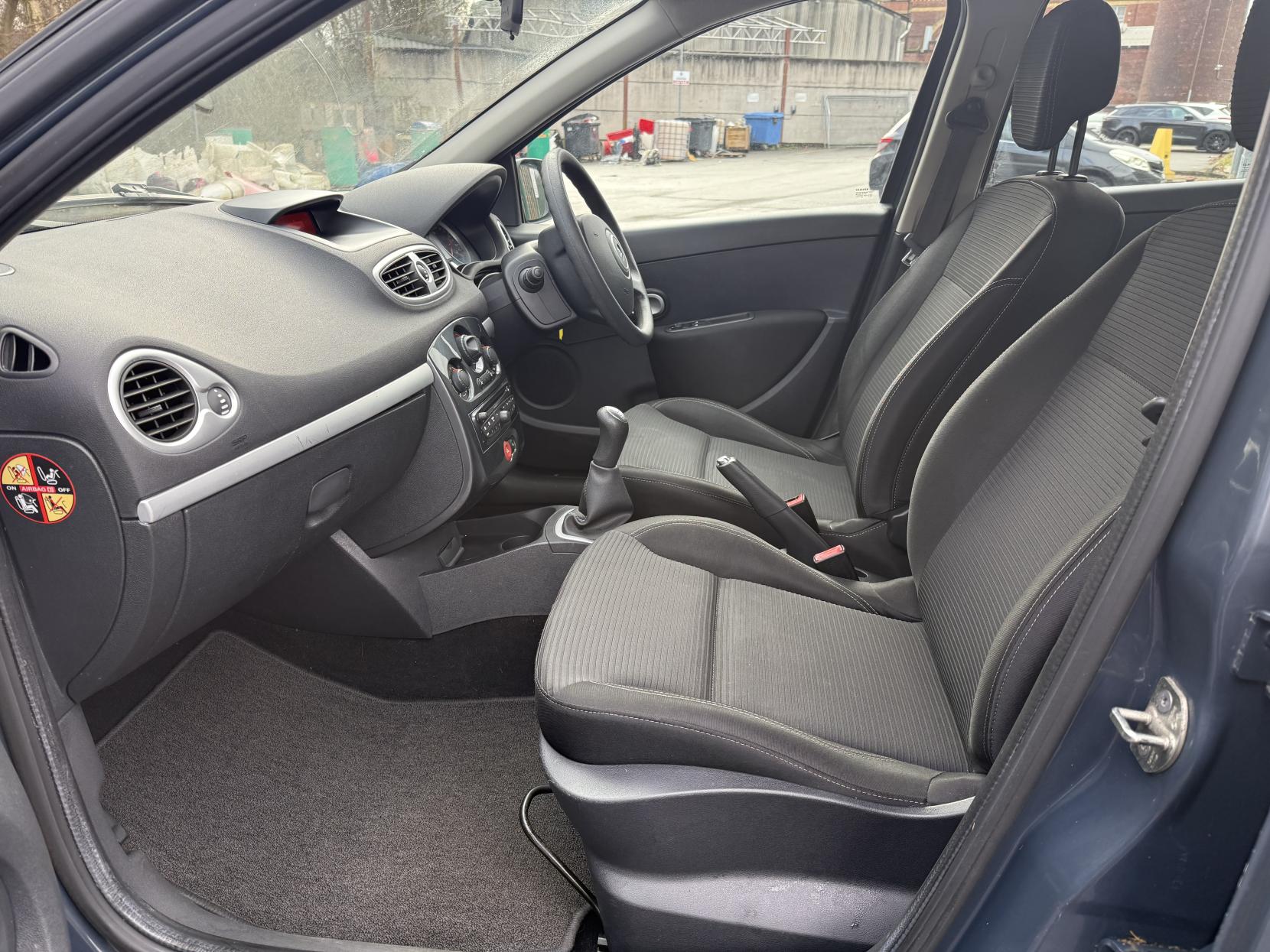 Renault Clio 1.2 Expression + Hatchback 5dr Petrol Manual Euro 5 (75 ps)