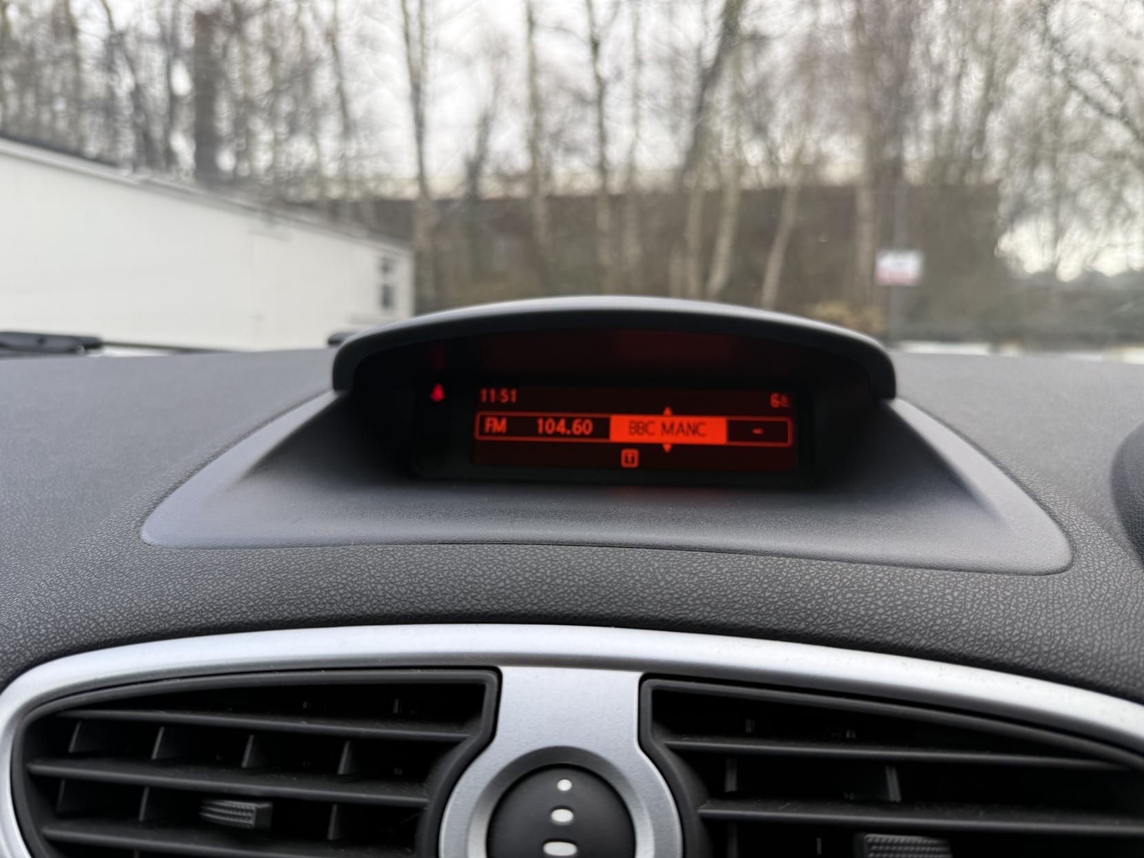 Renault Clio 1.2 Expression + Hatchback 5dr Petrol Manual Euro 5 (75 ps)