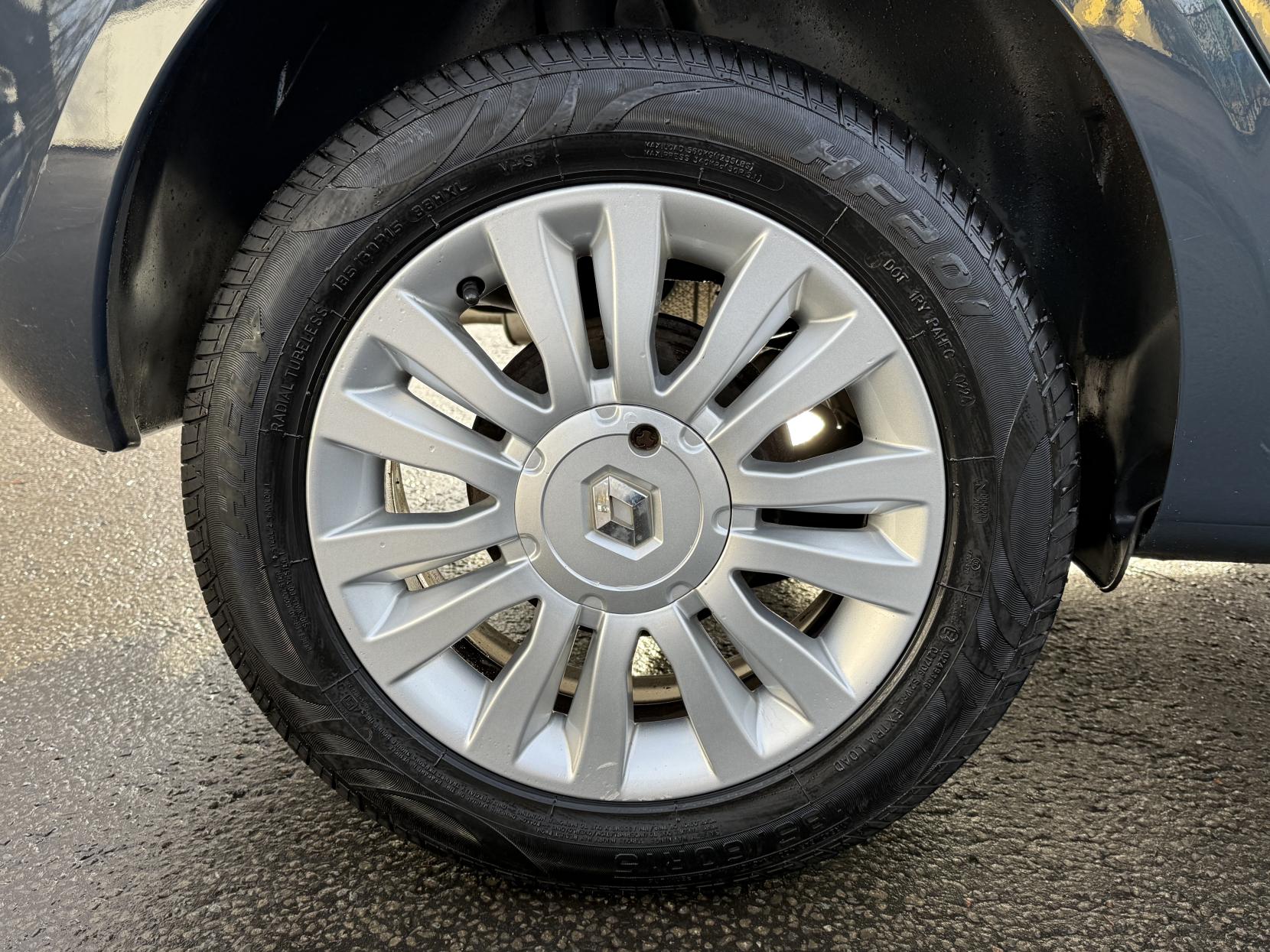 Renault Clio 1.2 Expression + Hatchback 5dr Petrol Manual Euro 5 (75 ps)