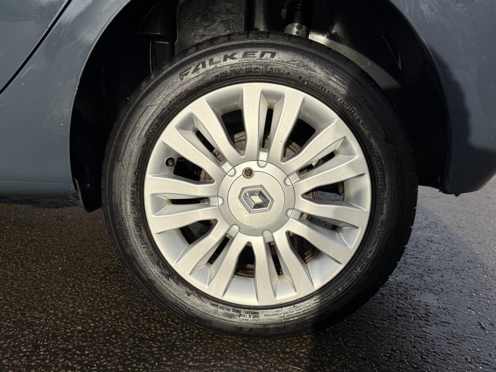 Renault Clio 1.2 Expression + Hatchback 5dr Petrol Manual Euro 5 (75 ps)