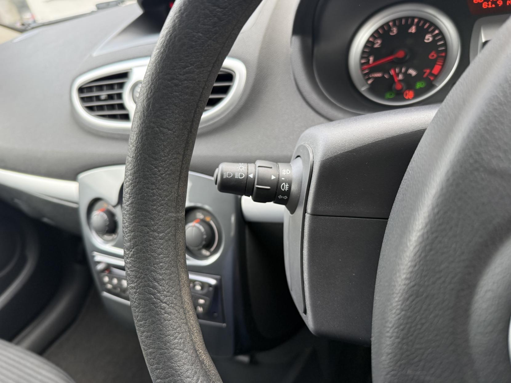 Renault Clio 1.2 Expression + Hatchback 5dr Petrol Manual Euro 5 (75 ps)