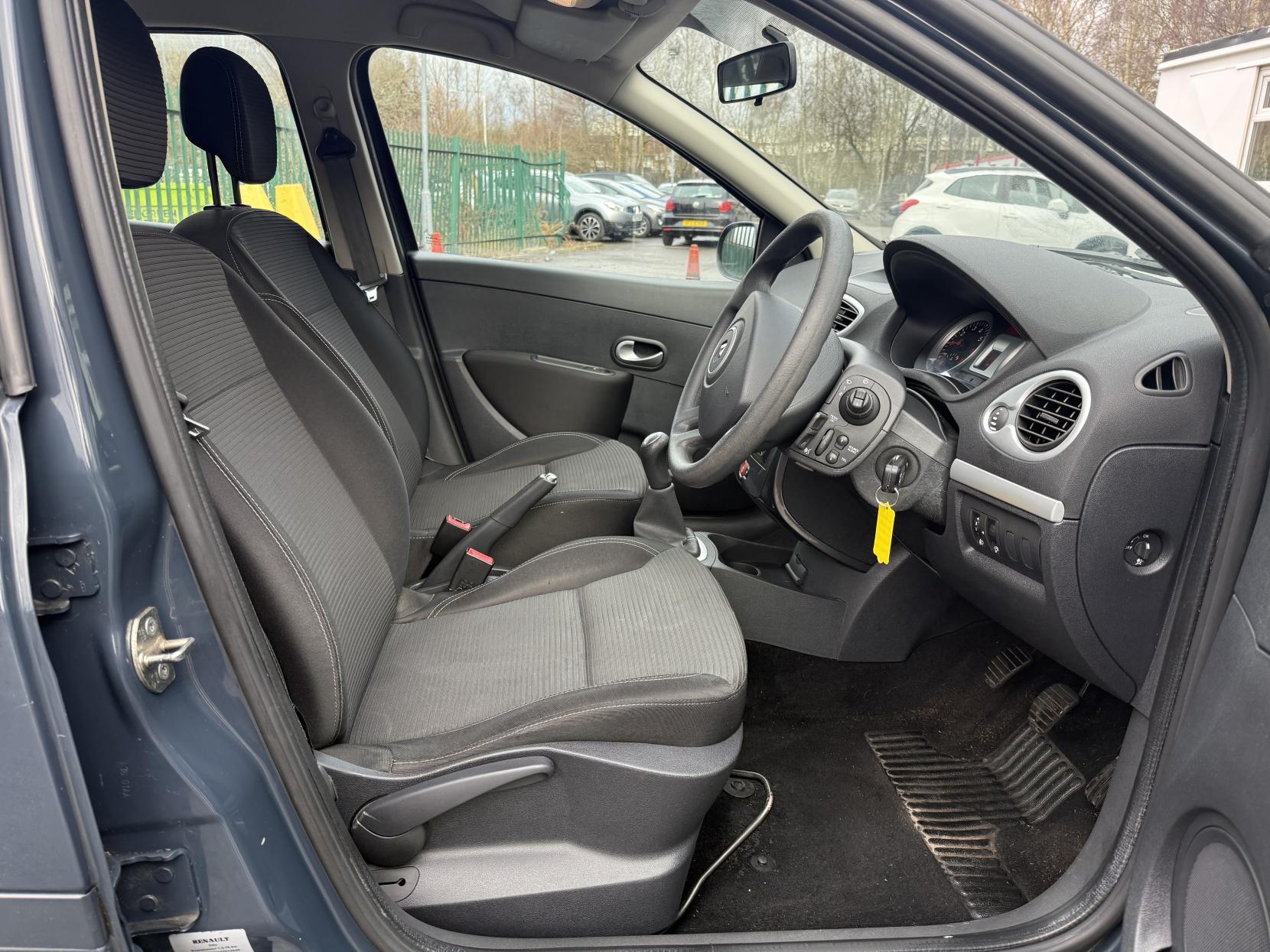 Renault Clio 1.2 Expression + Hatchback 5dr Petrol Manual Euro 5 (75 ps)