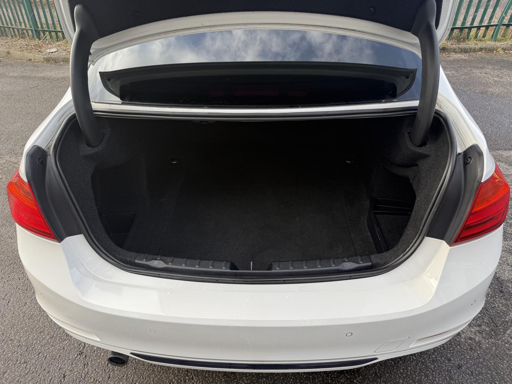 BMW 3 Series 2.0 320d Sport Saloon 4dr Diesel Auto Euro 5 (s/s) (184 ps)