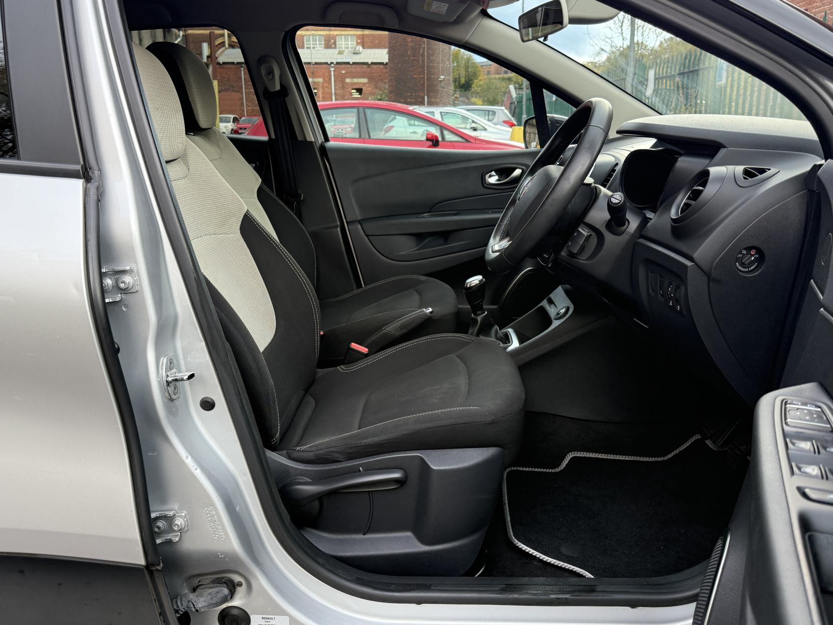 Renault Captur 0.9 TCe ENERGY Iconic SUV 5dr Petrol Manual Euro 6 (s/s) (90 ps)