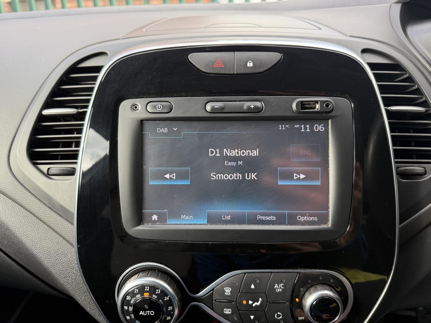 Renault Captur 0.9 TCe ENERGY Iconic SUV 5dr Petrol Manual Euro 6 (s/s) (90 ps)