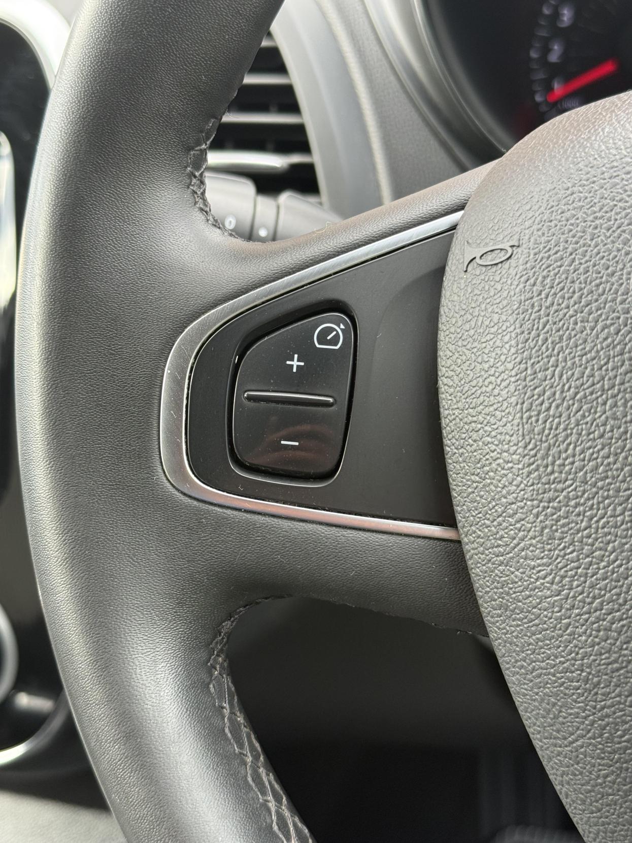 Renault Captur 0.9 TCe ENERGY Iconic SUV 5dr Petrol Manual Euro 6 (s/s) (90 ps)