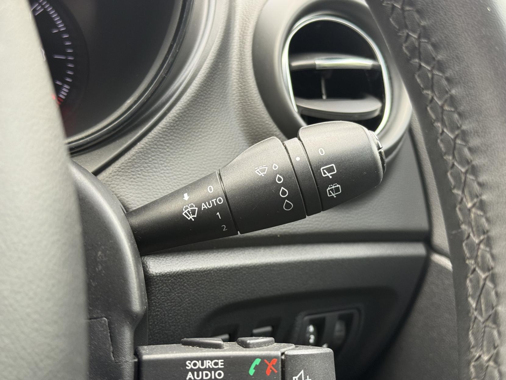 Renault Captur 0.9 TCe ENERGY Iconic SUV 5dr Petrol Manual Euro 6 (s/s) (90 ps)