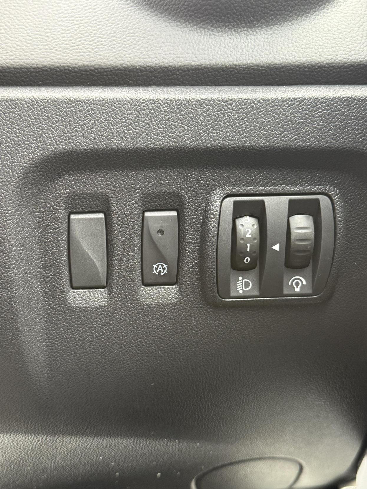 Renault Captur 0.9 TCe ENERGY Iconic SUV 5dr Petrol Manual Euro 6 (s/s) (90 ps)