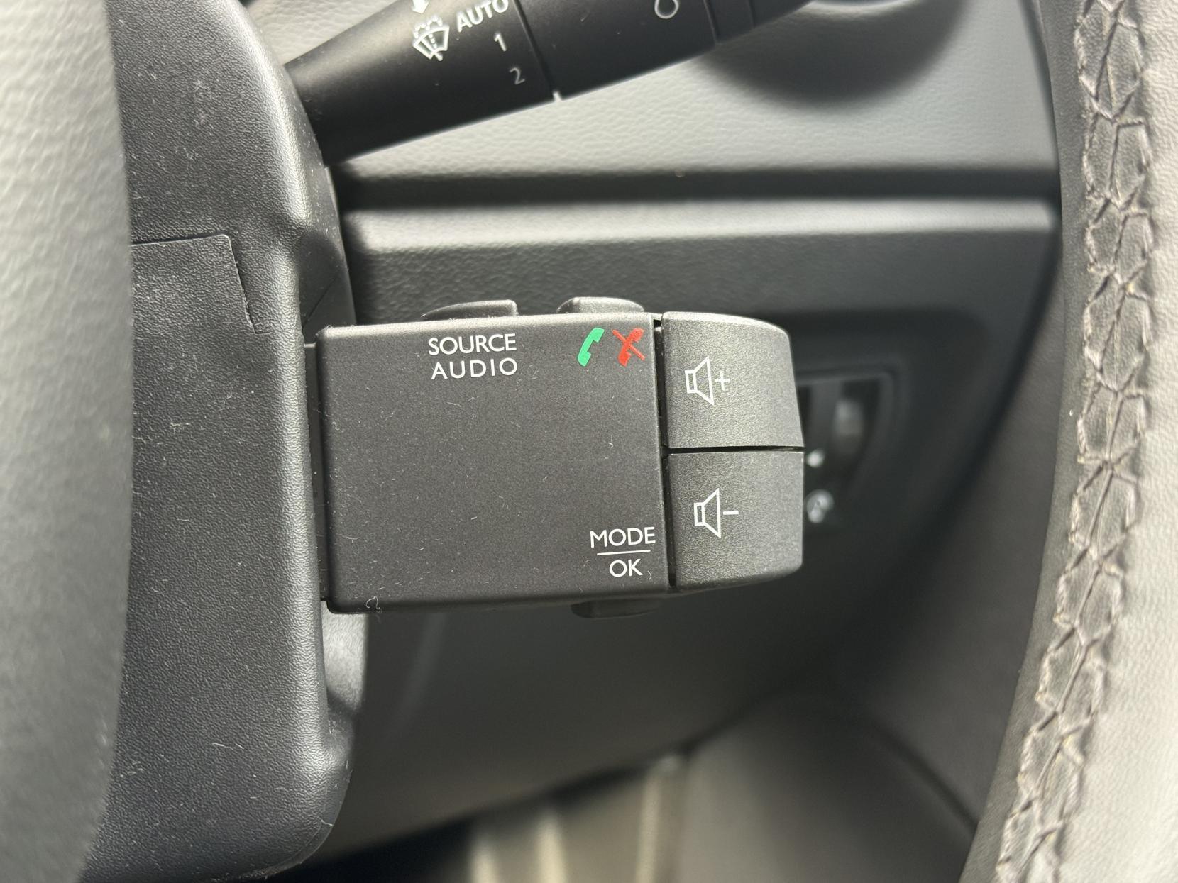 Renault Captur 0.9 TCe ENERGY Iconic SUV 5dr Petrol Manual Euro 6 (s/s) (90 ps)