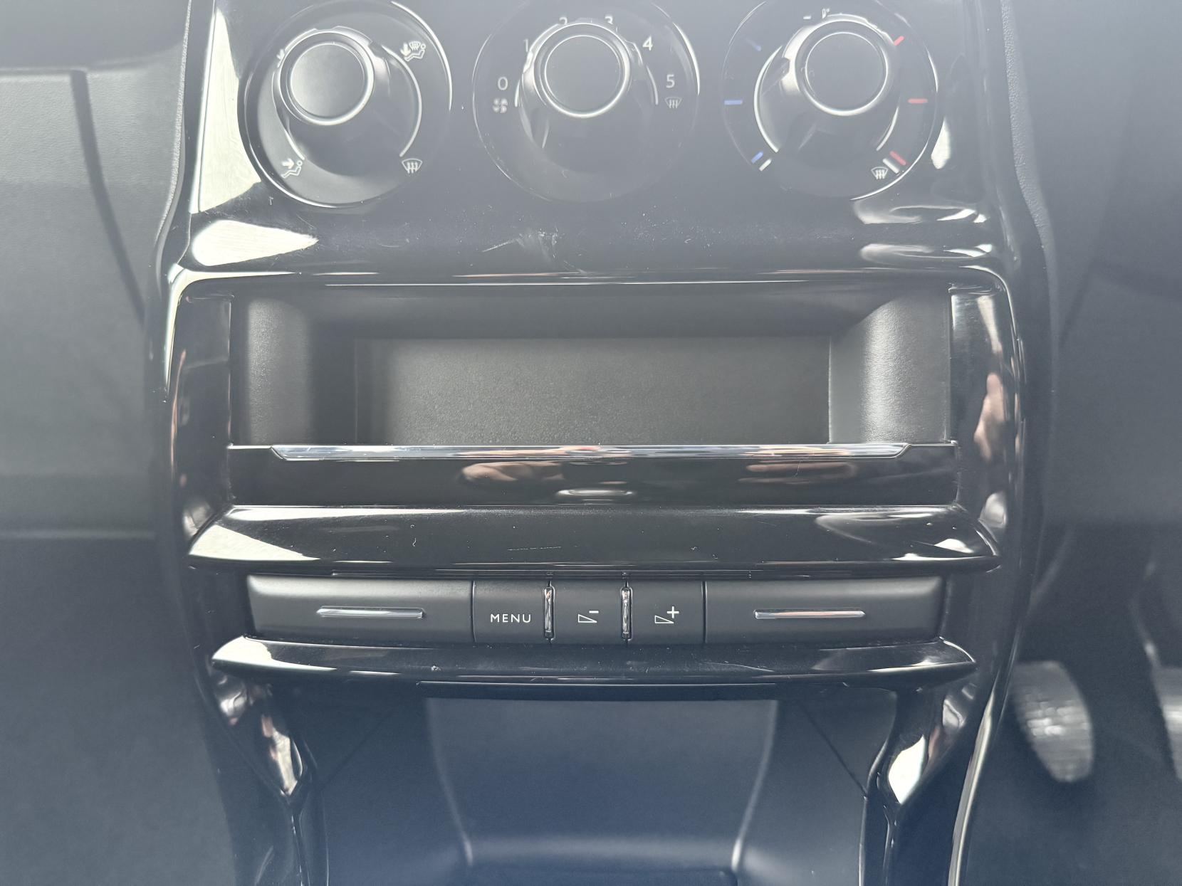 DS AUTOMOBILES DS 3 1.2 PureTech Chic Hatchback 3dr Petrol Manual Euro 6 (82 ps)