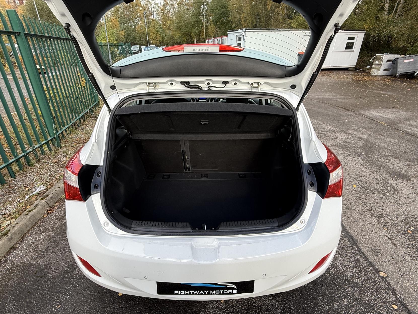 Hyundai i30 1.4 Blue Drive SE Hatchback 5dr Petrol Manual Euro 6 (s/s) (100 ps)