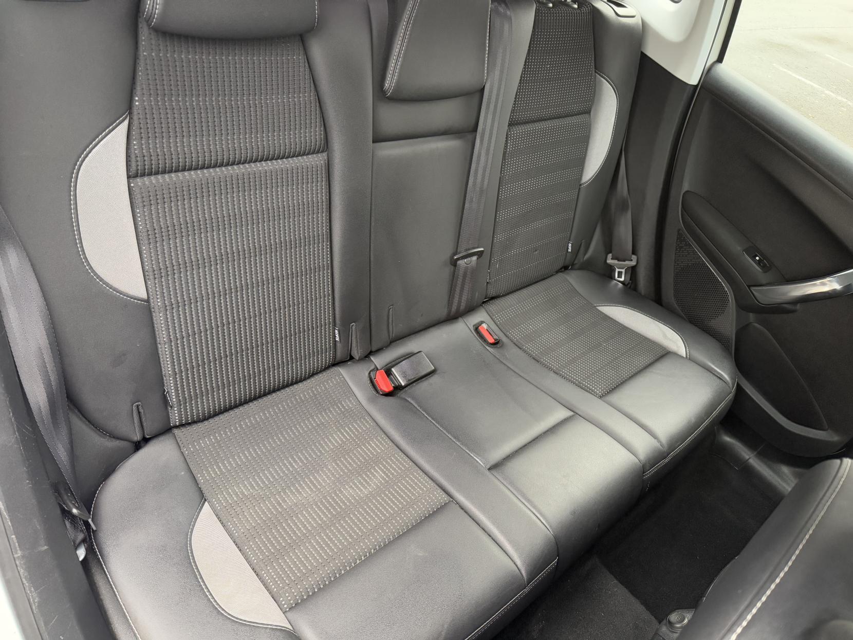 Peugeot 2008 1.6 e-HDi Allure SUV 5dr Diesel EGC Euro 5 (s/s) (92 ps)