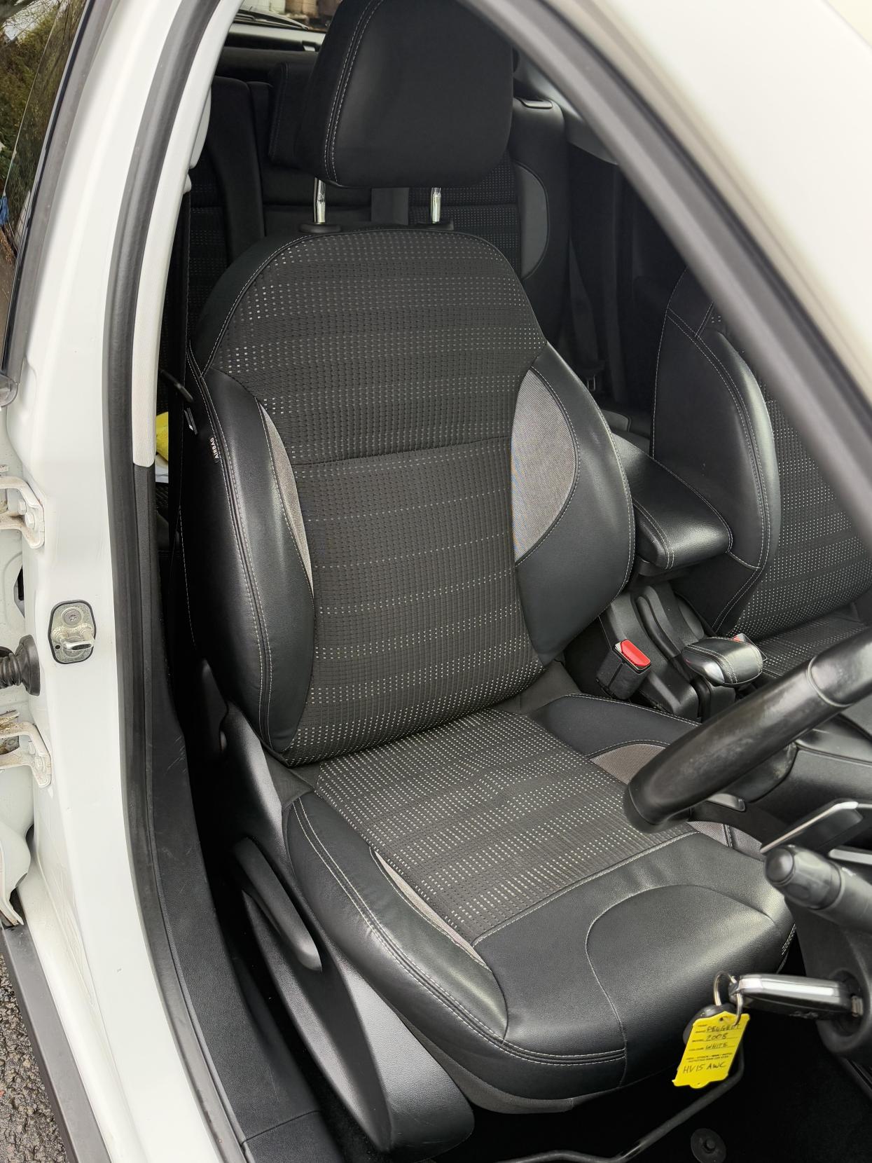 Peugeot 2008 1.6 e-HDi Allure SUV 5dr Diesel EGC Euro 5 (s/s) (92 ps)