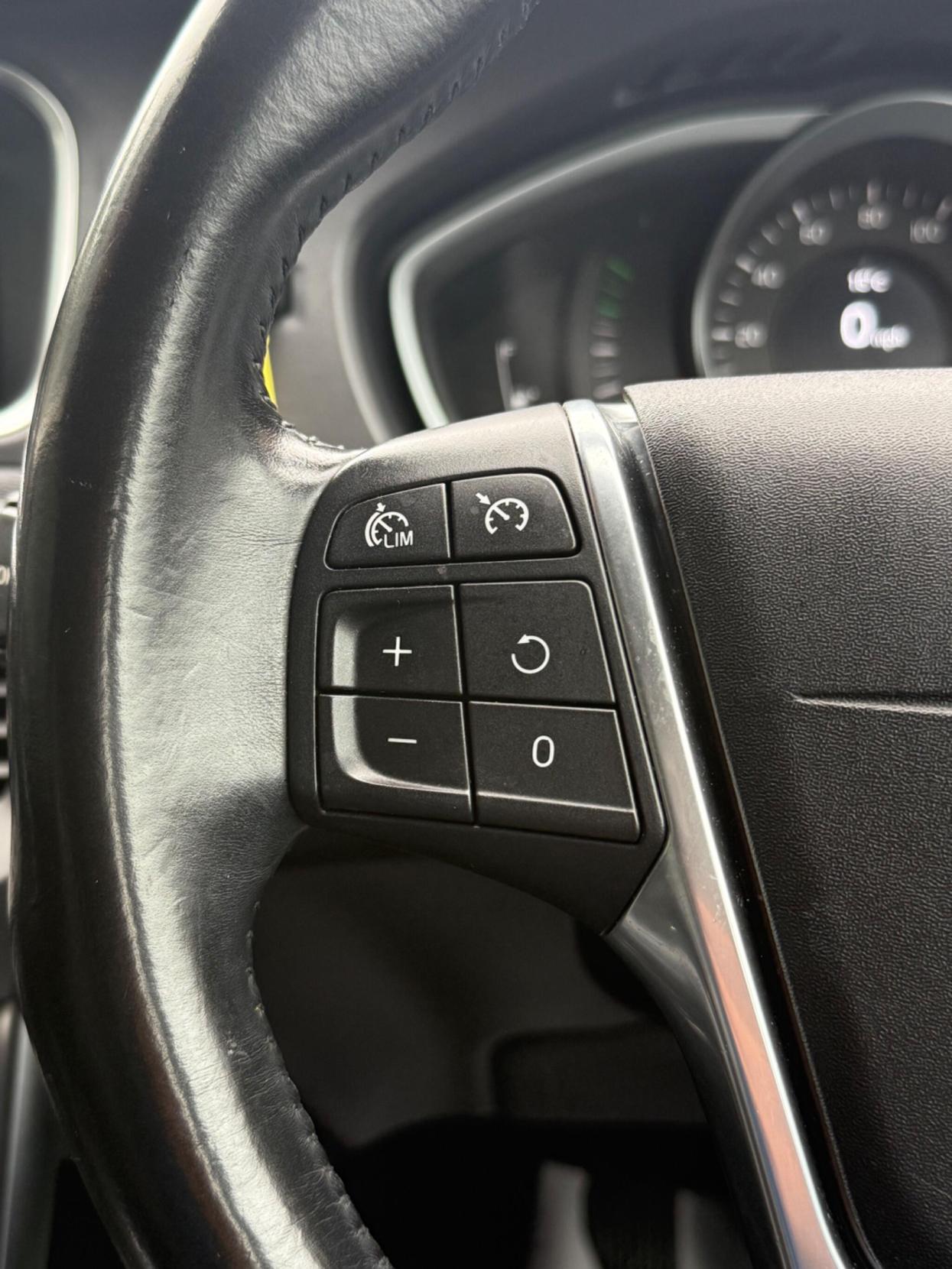 Volvo V40 Cross Country 2.0 D4 SE Nav Euro 6 (s/s) 5dr