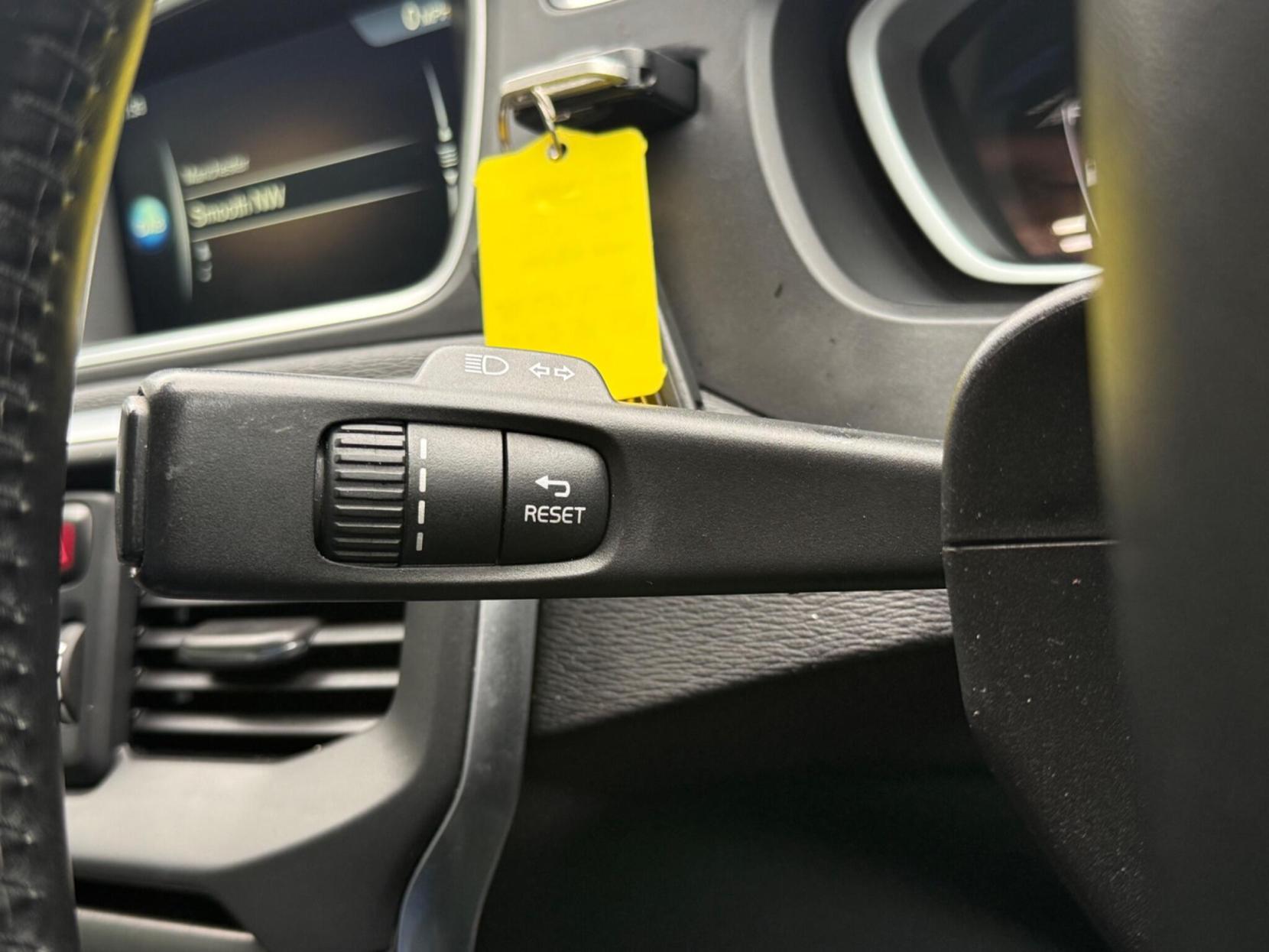 Volvo V40 Cross Country 2.0 D4 SE Nav Euro 6 (s/s) 5dr