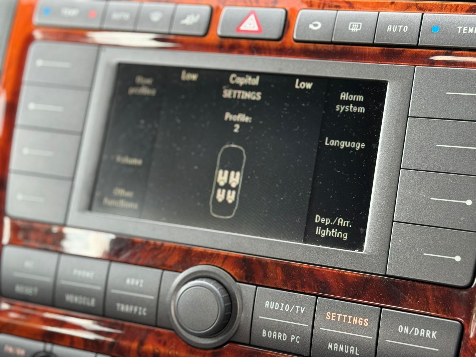 Volkswagen Phaeton 3.2 V6 Saloon 4dr Petrol Automatic (293 g/km, 237 bhp)