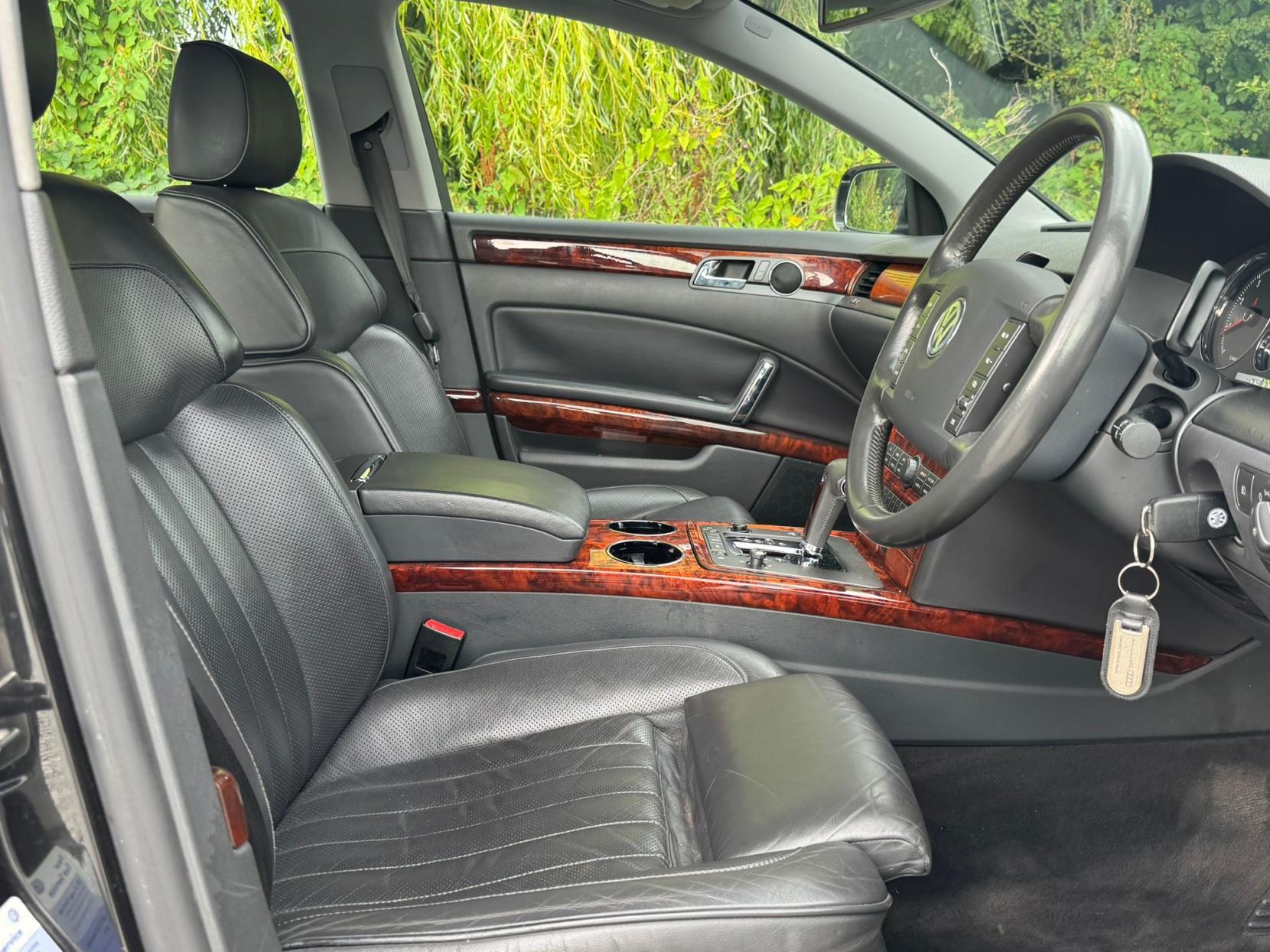 Volkswagen Phaeton 3.2 V6 Saloon 4dr Petrol Automatic (293 g/km, 237 bhp)