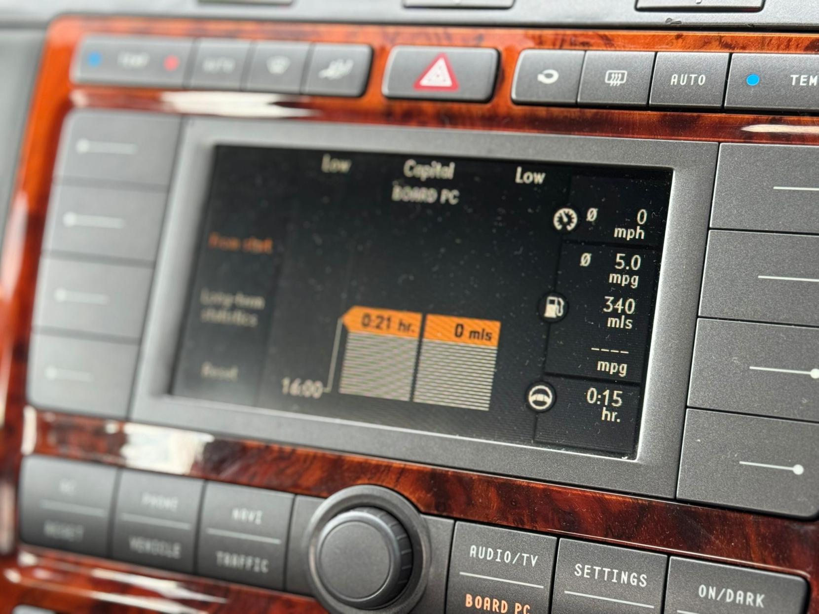 Volkswagen Phaeton 3.2 V6 Saloon 4dr Petrol Automatic (293 g/km, 237 bhp)