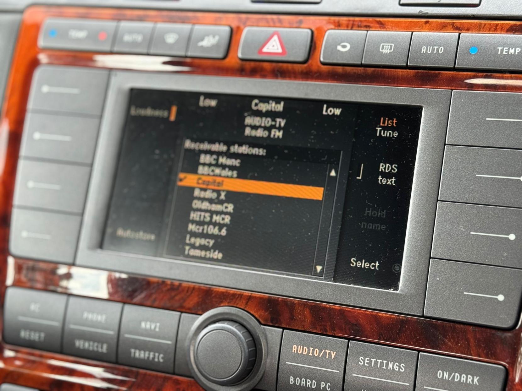 Volkswagen Phaeton 3.2 V6 Saloon 4dr Petrol Automatic (293 g/km, 237 bhp)