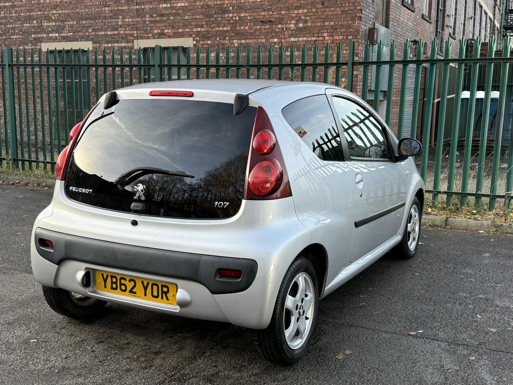 Peugeot 107 1.0 12V Allure Hatchback 3dr Petrol Manual Euro 5 (68 ps)