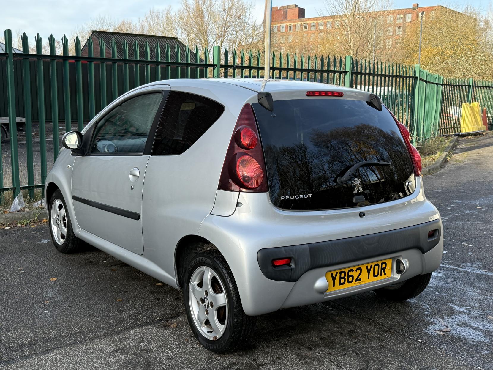 Peugeot 107 1.0 12V Allure Hatchback 3dr Petrol Manual Euro 5 (68 ps)